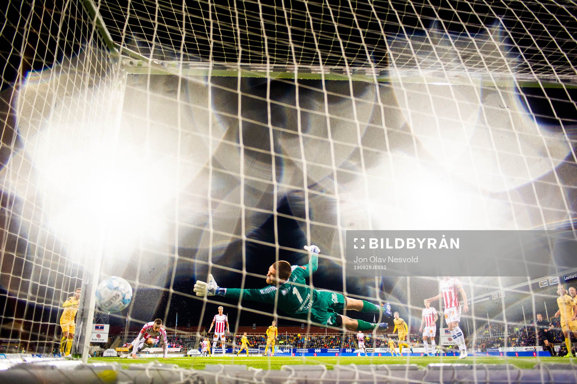 Philip Zinckernagel of Bodø/Glimt scores the 4-0 goal behind goalkeeper Gudmund Kongshavn of Tromsø during the Eliteserien match between Bodø/Glimt and Tromsø on September 29, 2019 in Bodø.