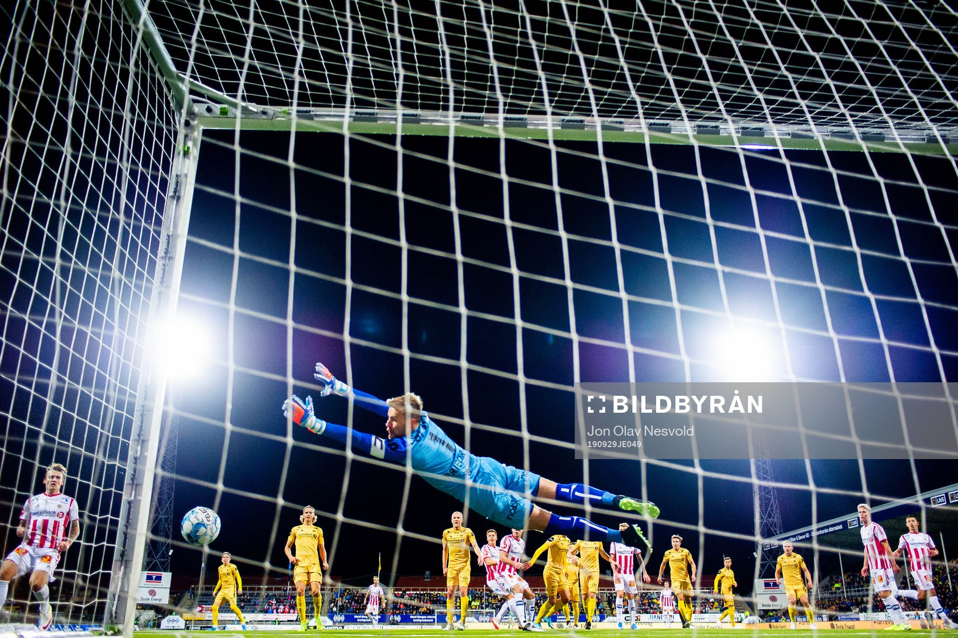Tromsø hits the bar behind goalkeeper Ricardo Friedrich of