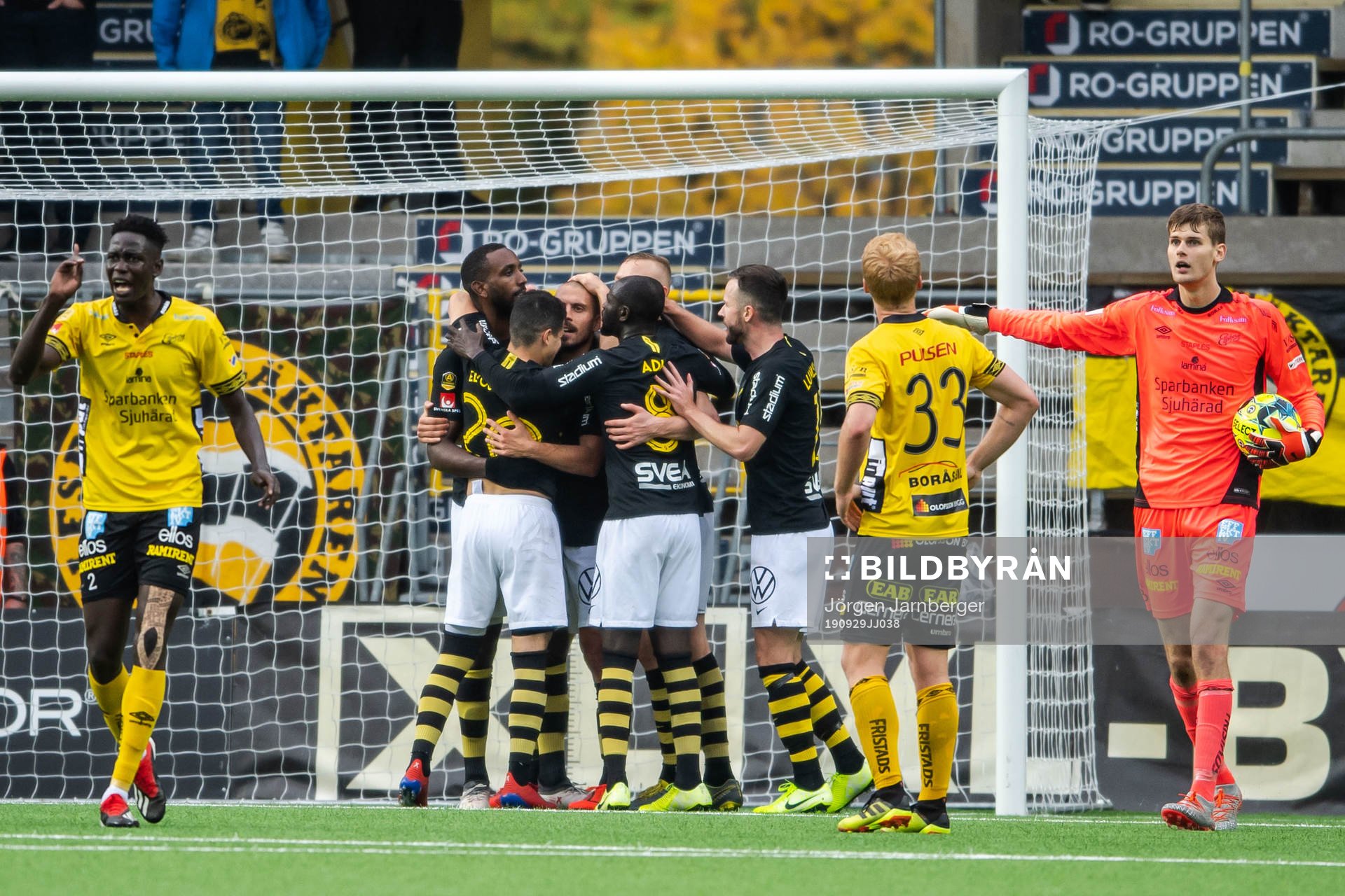 AIK:s Henok Goitom jublar med lagkamrater efter 0-1 under fotbollsmatchen i Allsvenskan mellan Elfsborg och AIK den 29 september 2019 i Borås.