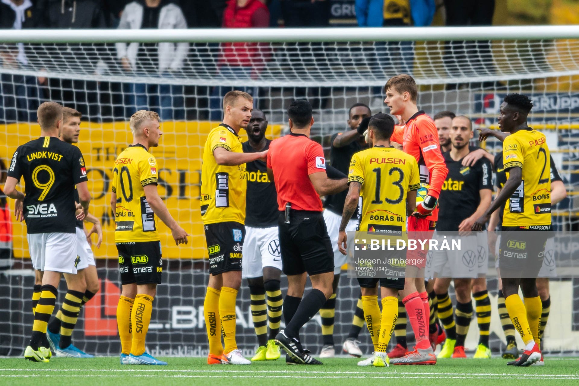 Elfsborgs spelare i samtal med domare Mohammed Al-Hakim