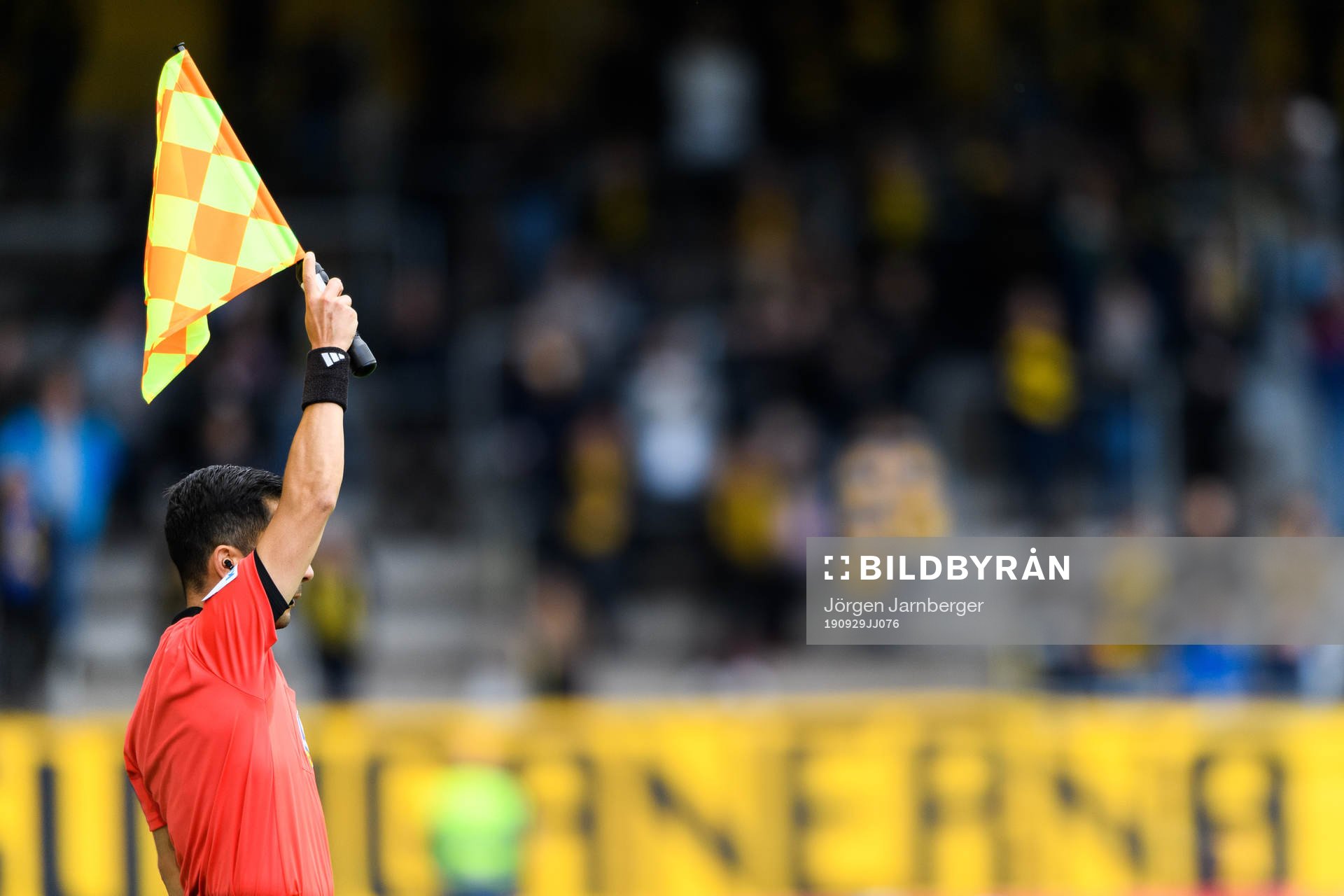 Assisterande domare vinkar offside under fotbollsmatchen i Allsvenskan mellan Elfsborg och AIK den 29 september 2019 i Borås.