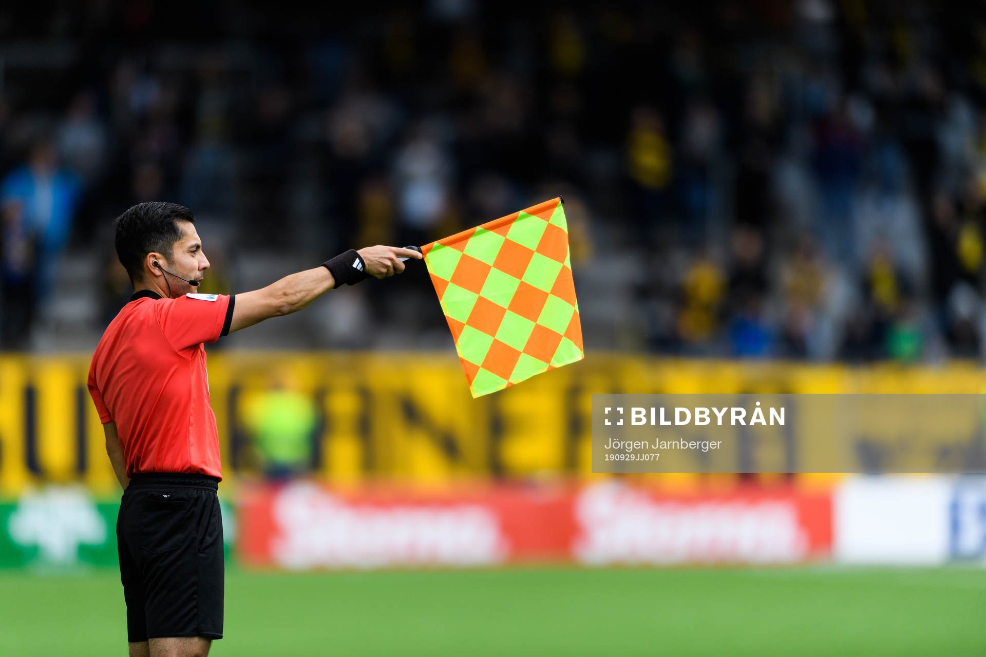 Assisterande domare vinkar offside under fotbollsmatchen i Allsvenskan mellan Elfsborg och AIK den 29 september 2019 i Borås.
