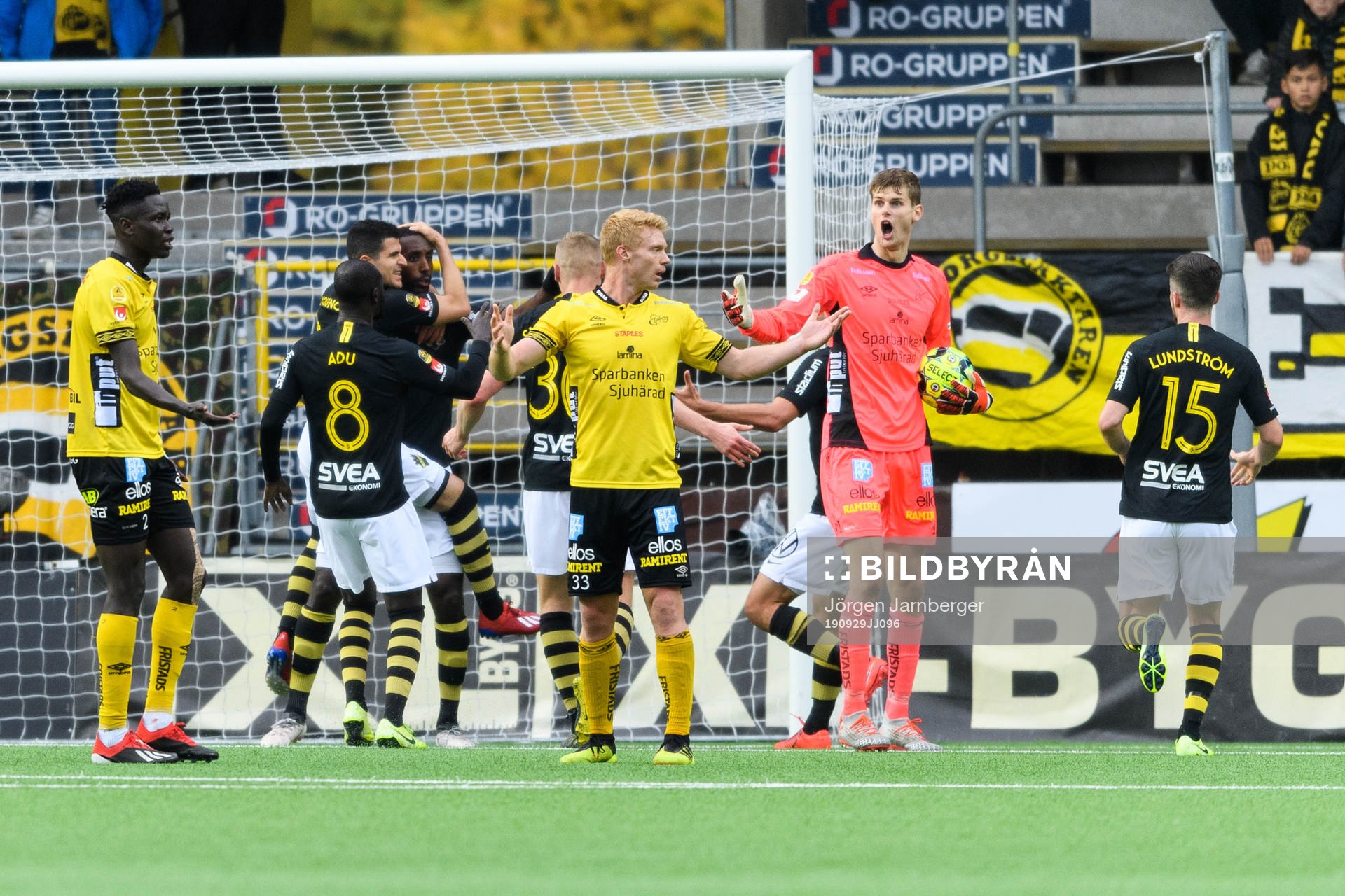 AIK:s spelare jublar efter att Henok Goitom gjort 0-1 medans Elfsborgs spelare protesterar under fotbollsmatchen i Allsvenskan mellan Elfsborg och AIK den 29 september 2019 i Borås.