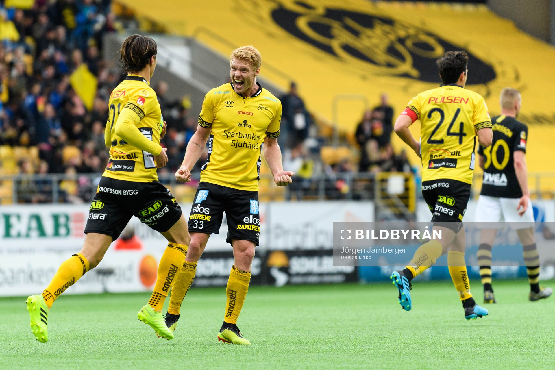 Elfsborgs Sivert Heltne Nilsen jublar åt att Jonathan Levi