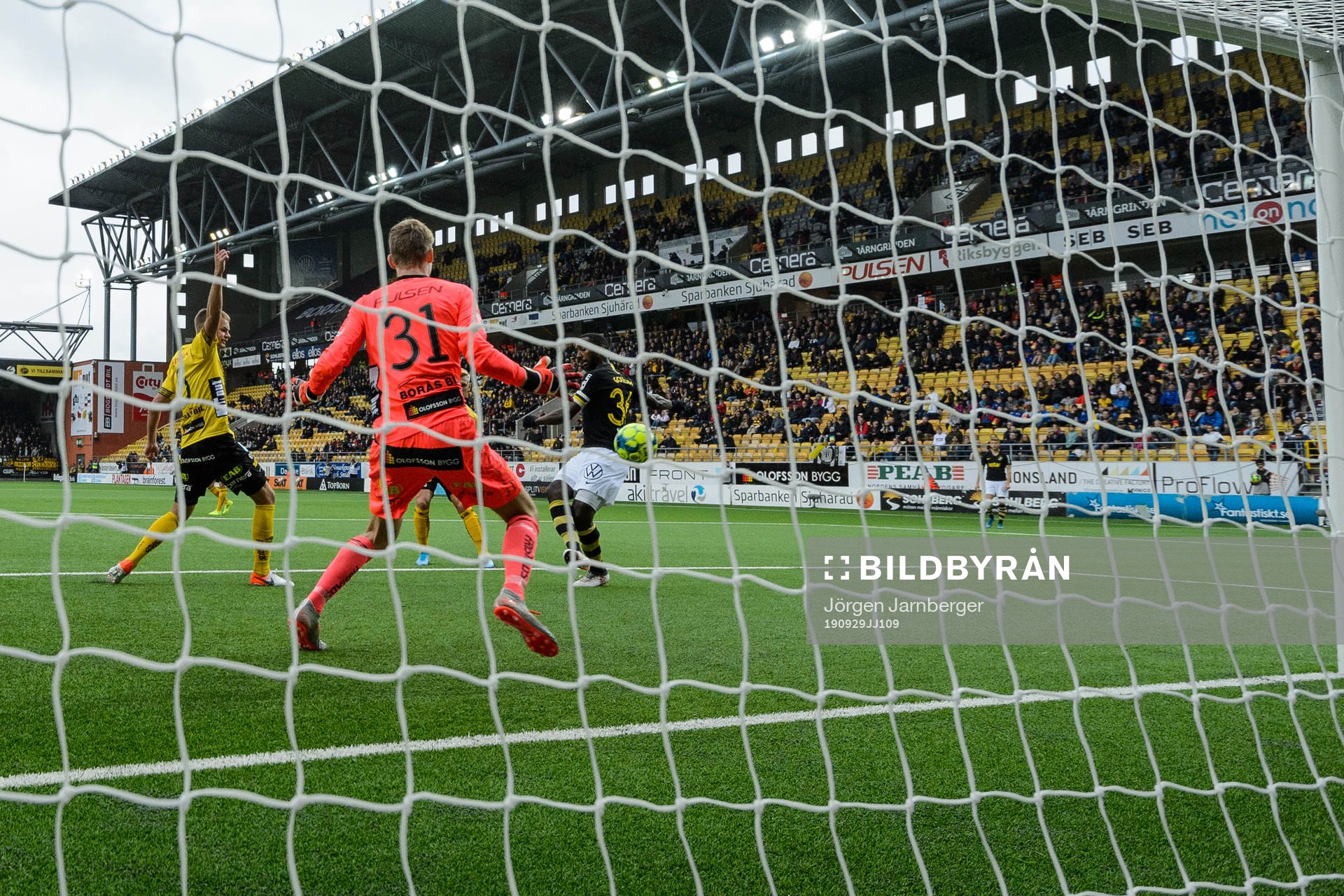 AIK:s Henok Goitom skjuter 0-1 under fotbollsmatchen i Allsvenskan mellan Elfsborg och AIK den 29 september 2019 i Borås.