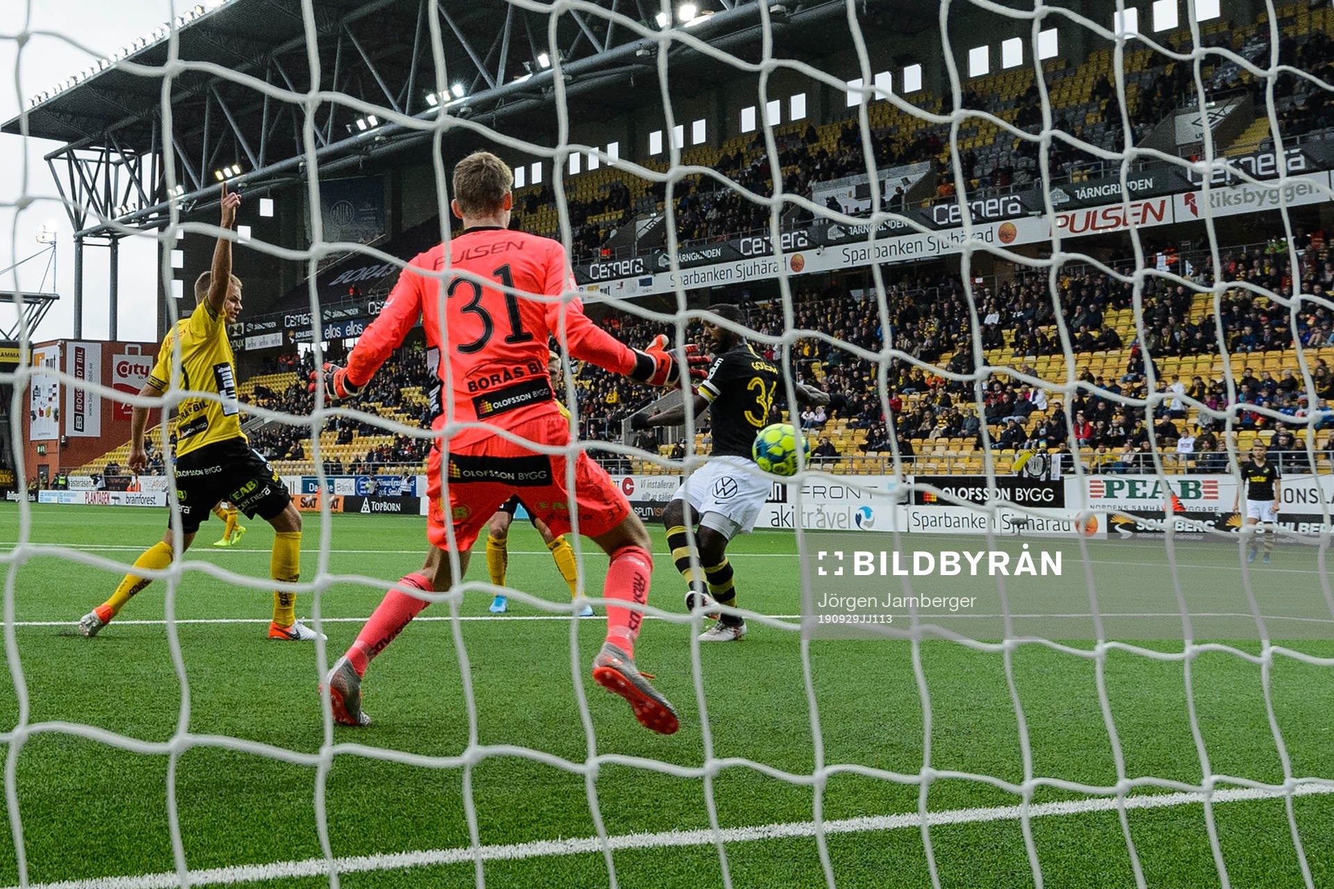 AIK:s Henok Goitom skjuter 0-1 under fotbollsmatchen i Allsvenskan mellan Elfsborg och AIK den 29 september 2019 i Borås.