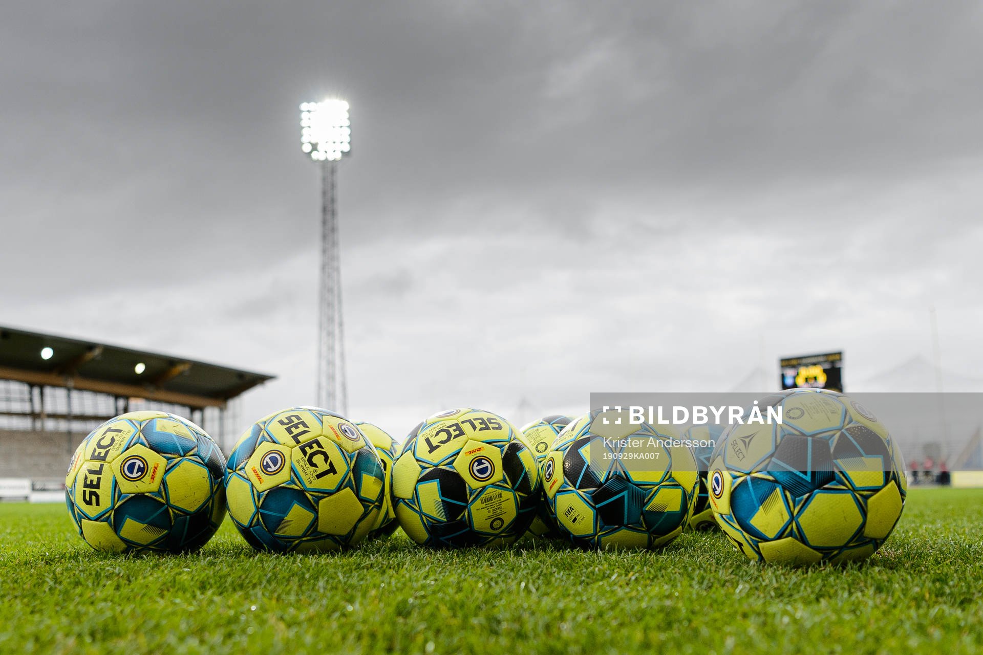 Fotbollar före fotbollsmatchen i Allsvenskan mellan