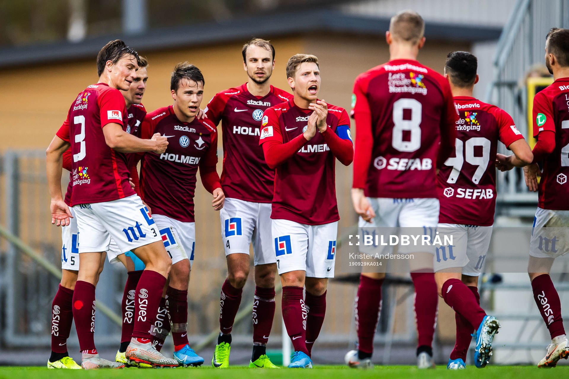 IFK Norrköpings Simon Skrabb jublar med lagkamrater