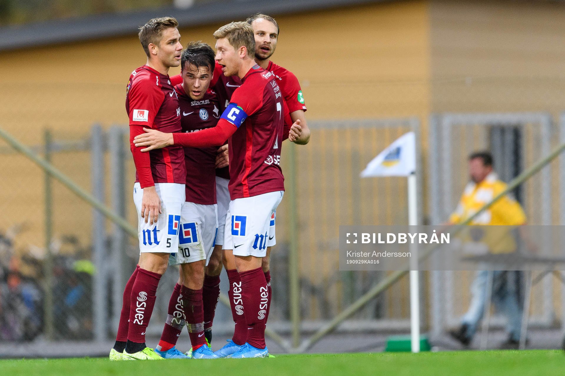 IFK Norrköpings Simon Skrabb jublar med lagkamrater