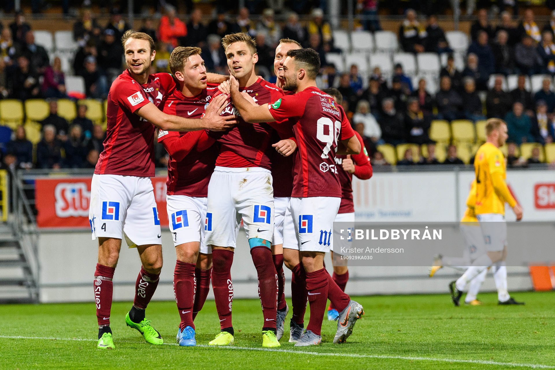 IFK Norrköpings Christoffer Nyman jublar med lagkamrater