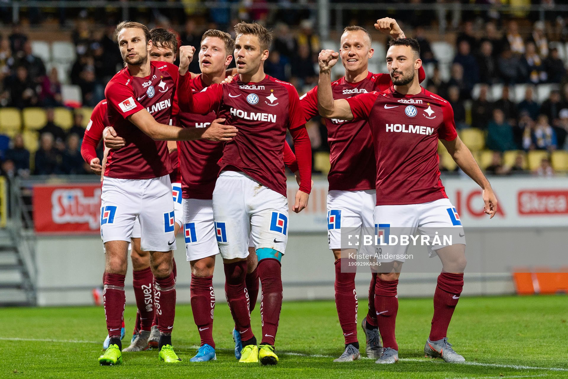 IFK Norrköpings Christoffer Nyman jublar medlagkamrater