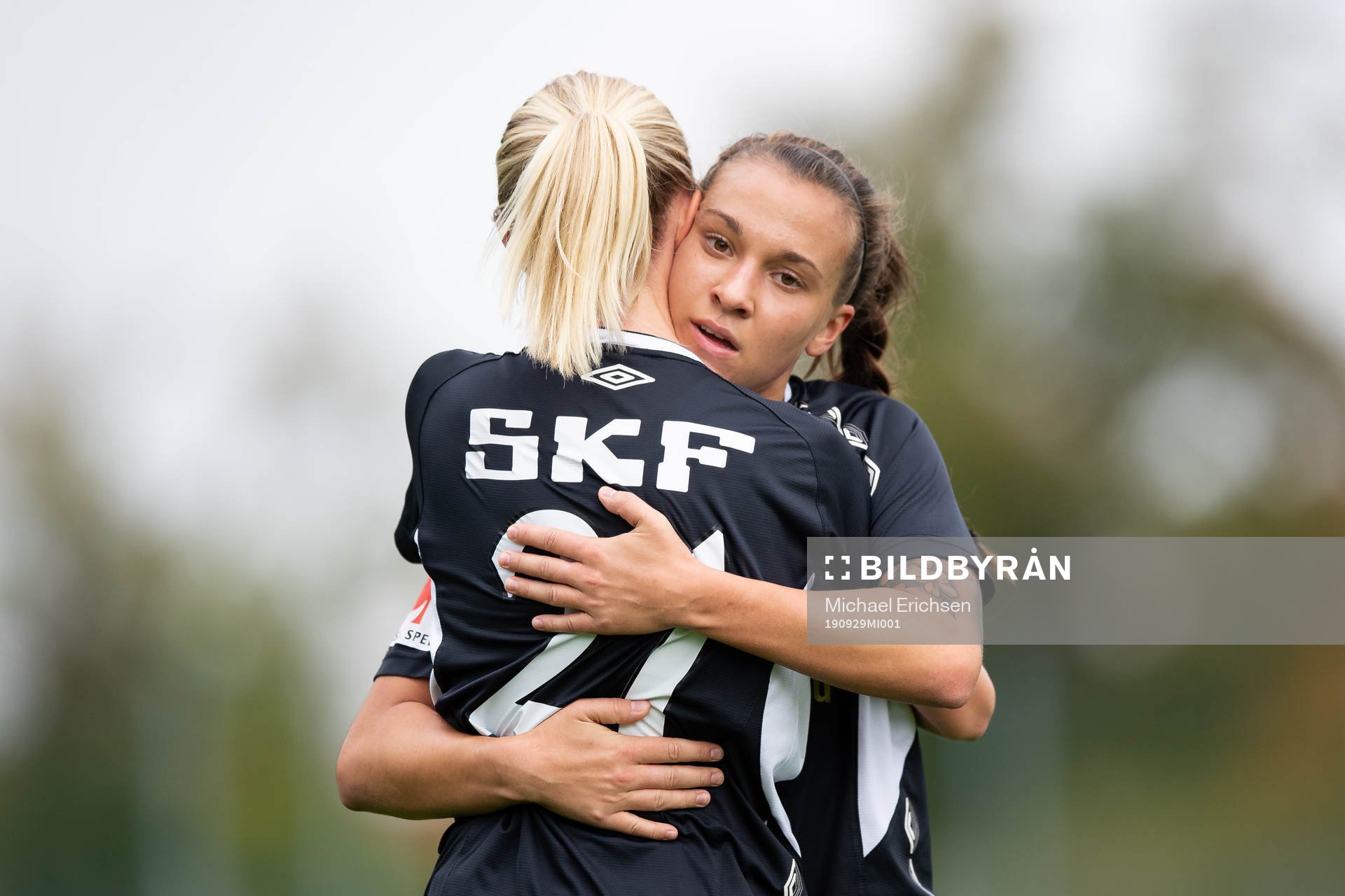 Göteborgs Rebecka Blomqvist jublar ihop med Julia Zigiotti Olme efter 1-0 under fotbollsmatchen i Damallsvenskan mellan Kopparbergs/Göteborg och Vittsjö den 29 september 2019 i Göteborg.