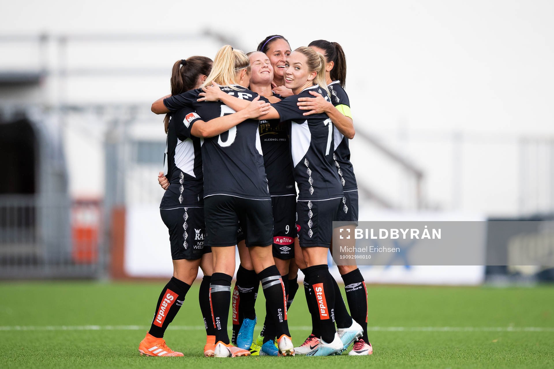 Göteborgs Filippa Curmark jublar med lagkamrater efter 2-0 under fotbollsmatchen i Damallsvenskan mellan Kopparbergs/Göteborg och Vittsjö den 29 september 2019 i Göteborg.