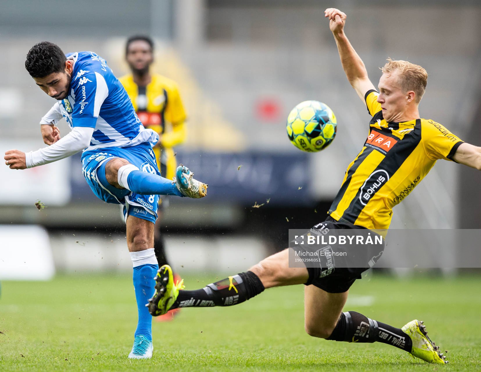 IFK Göteborgs Hosam Aiesh och Häckens Gustav Berggren