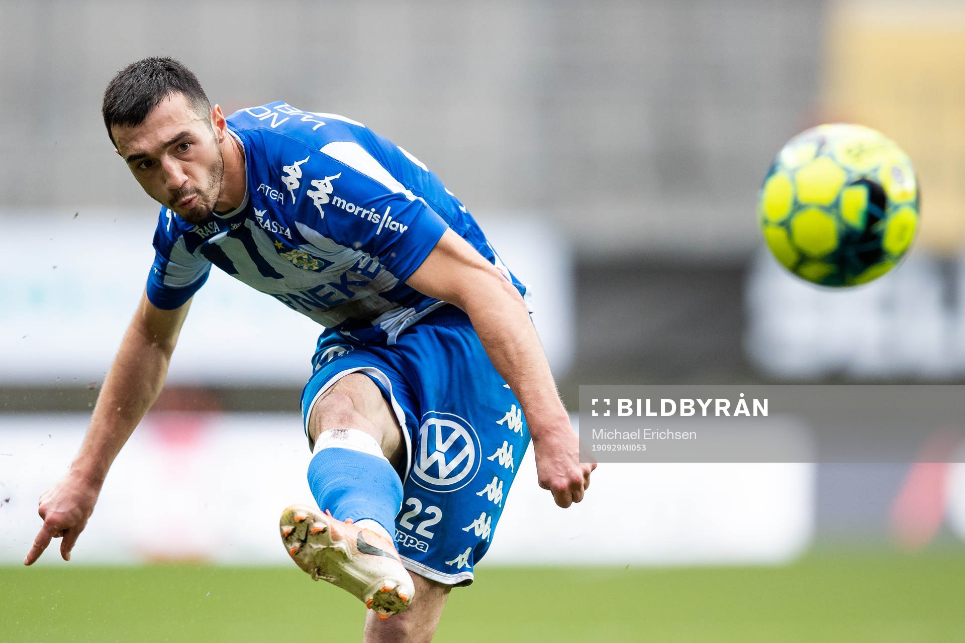 IFK Göteborgs Giorgi Kharaishvili med en frispark