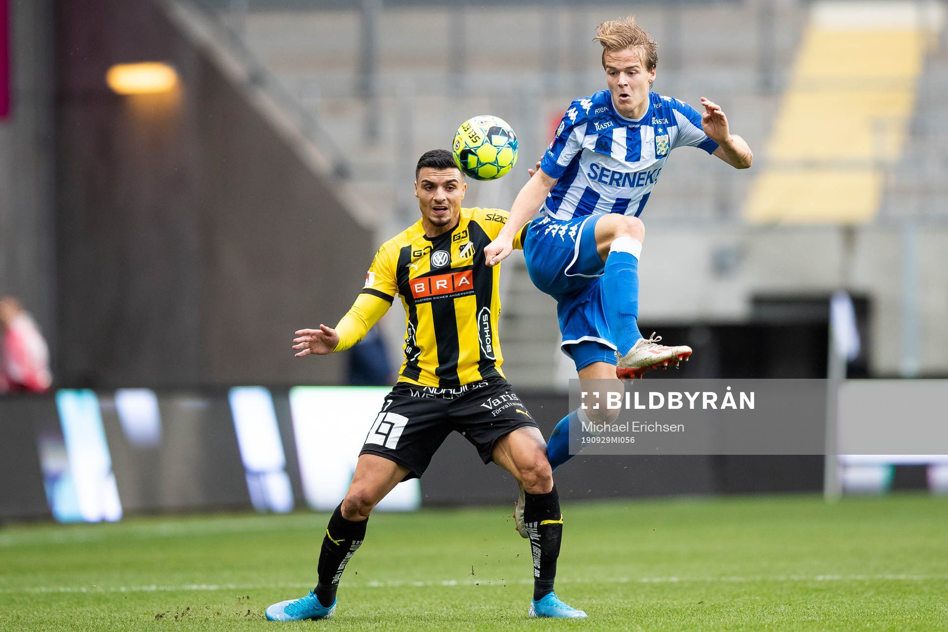 Häckens Ahmed Yasin och IFK Göteborgs August Erlingmark under fotbollsmatchen i allsvenskan mellan IFK Göteborg och Häcken den 29 september 2019 i Göteborg.
