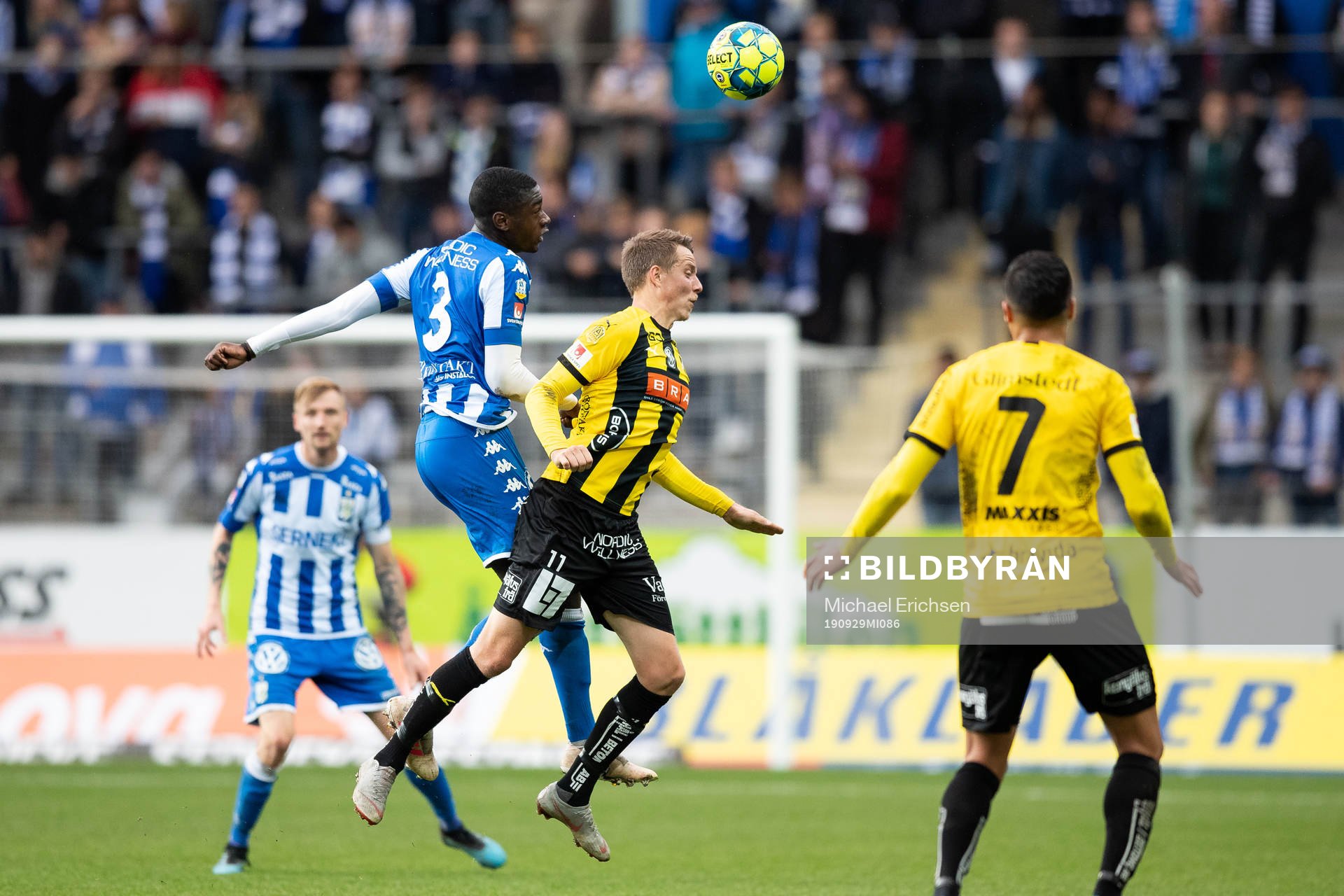 IFK Göteborgs Adil Titi och Häckens Viktor Lundberg under fotbollsmatchen i allsvenskan mellan IFK Göteborg och Häcken den 29 september 2019 i Göteborg.