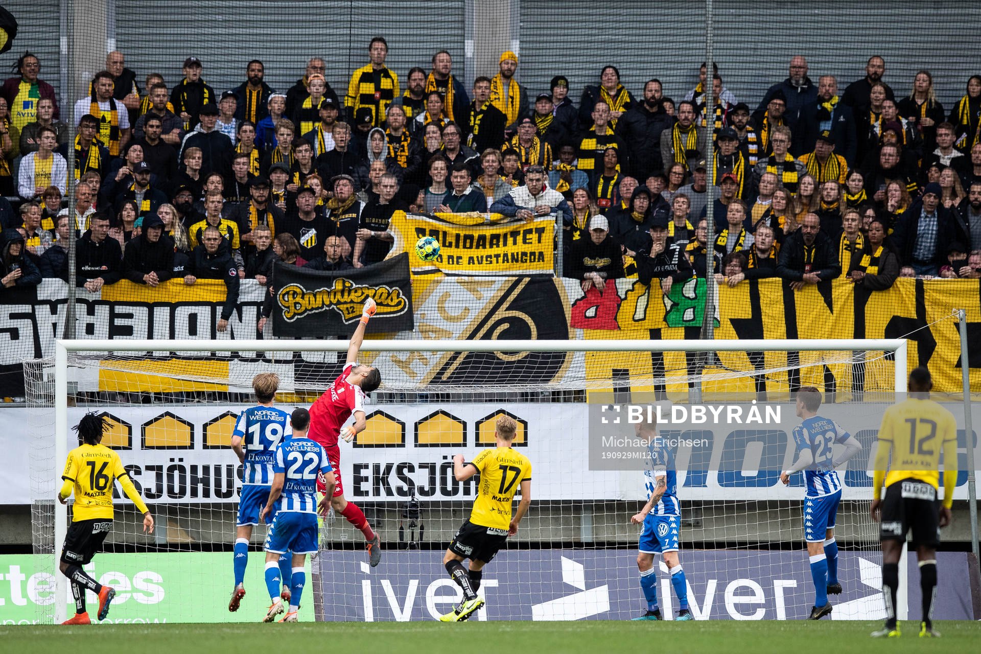 IFK Göteborgs målvakt Ioannis Anestis tippar en boll