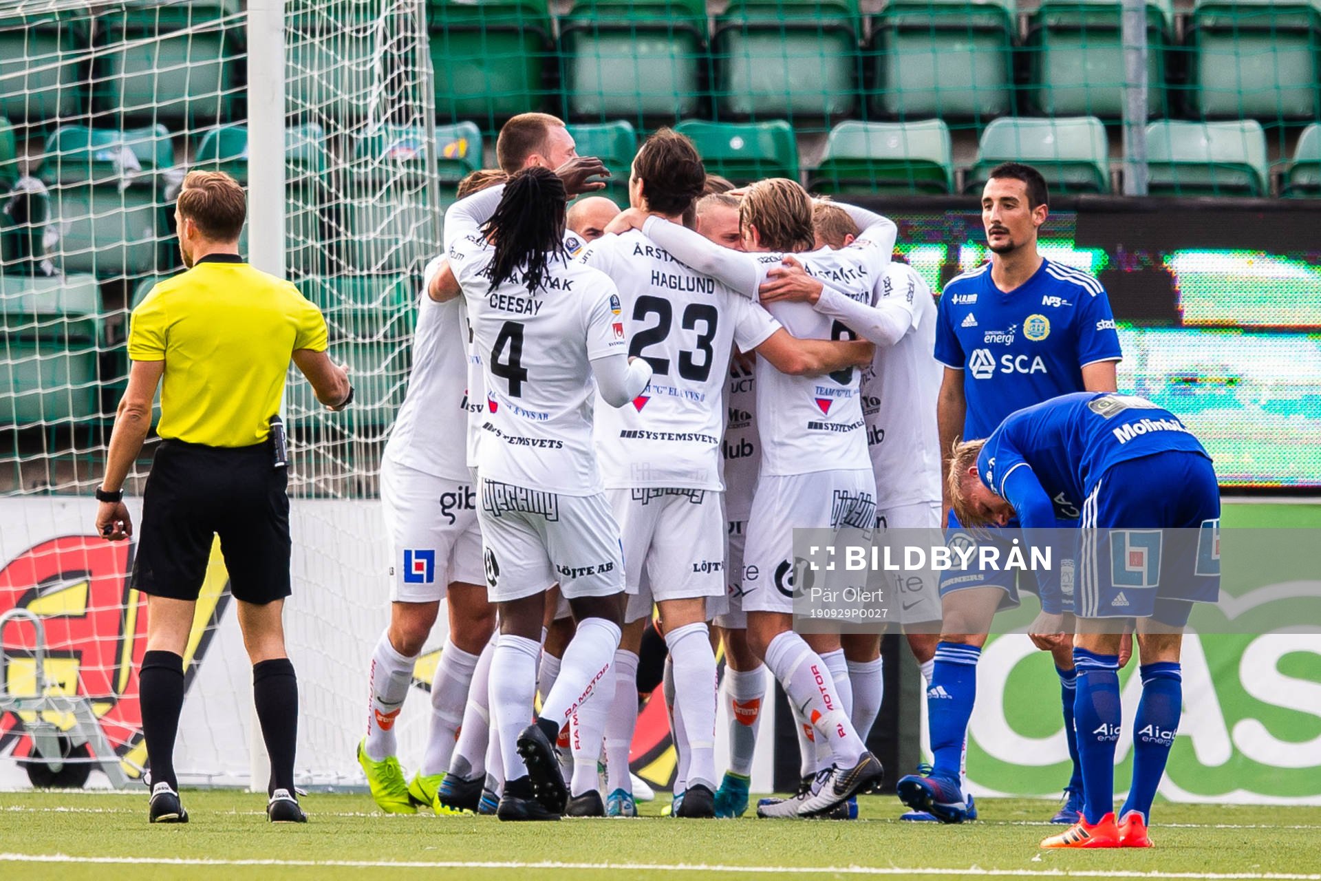 Sirius Jonas Lindberg jublar med lagkamrater efter 0-1 under fotbollsmatchen i Allsvenskan mellan GIF Sundsvall och Sirius den 29 september 2019 i Sundsvall.