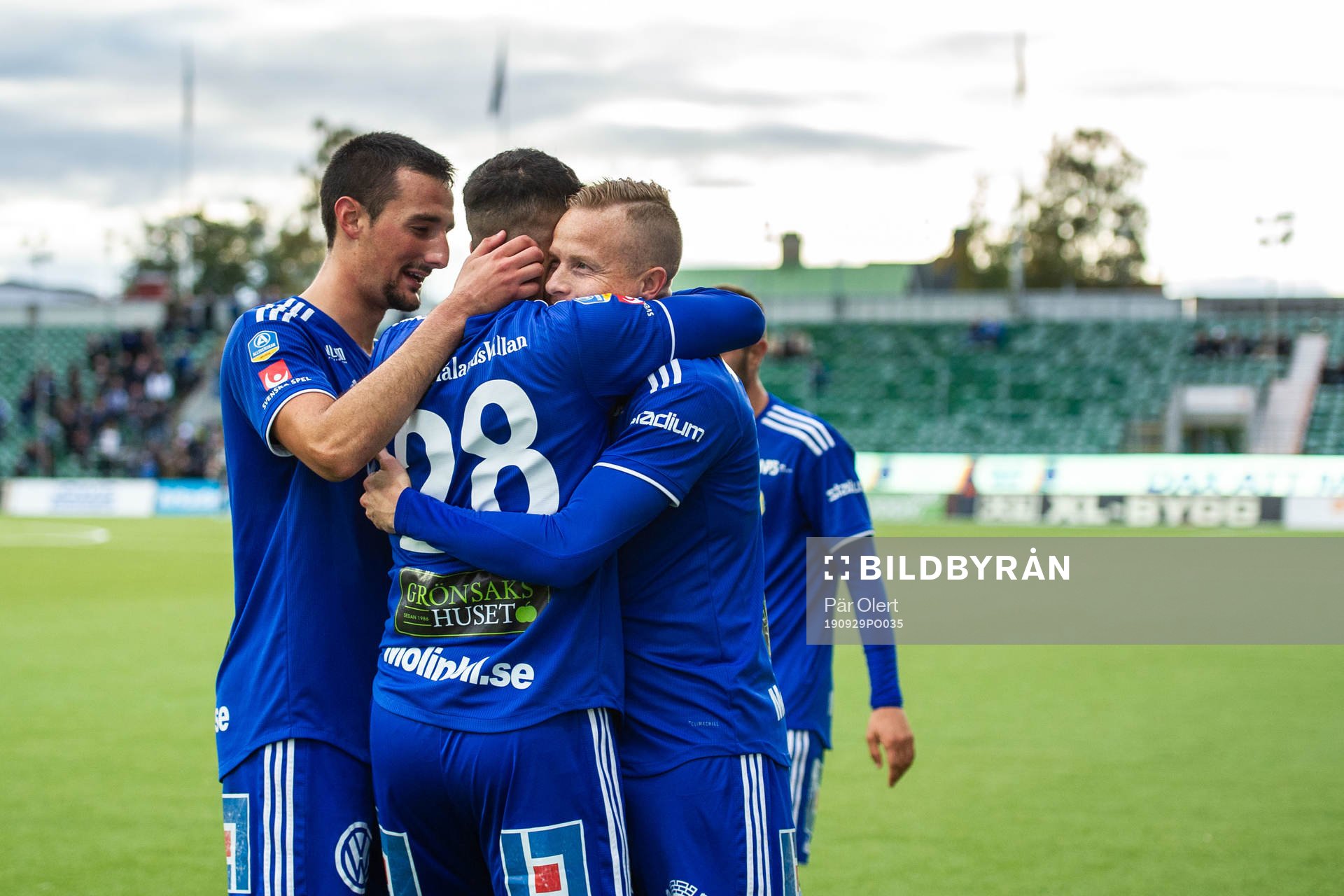 Sundsvalls Tobias Eriksson jublar med lagkamrater