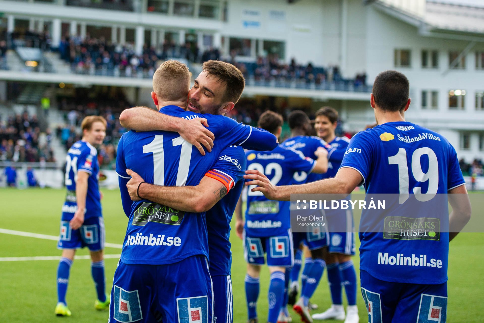Sundsvalls Tobias Eriksson jublar med Carlos Gracia