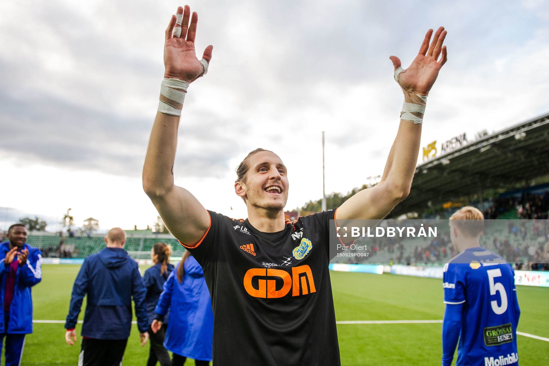 Sundsvalls målvakt David Mitov Nilsson jublar efter fotbollsmatchen i Allsvenskan mellan GIF Sundsvall och Sirius den 29 september 2019 i Sundsvall.
