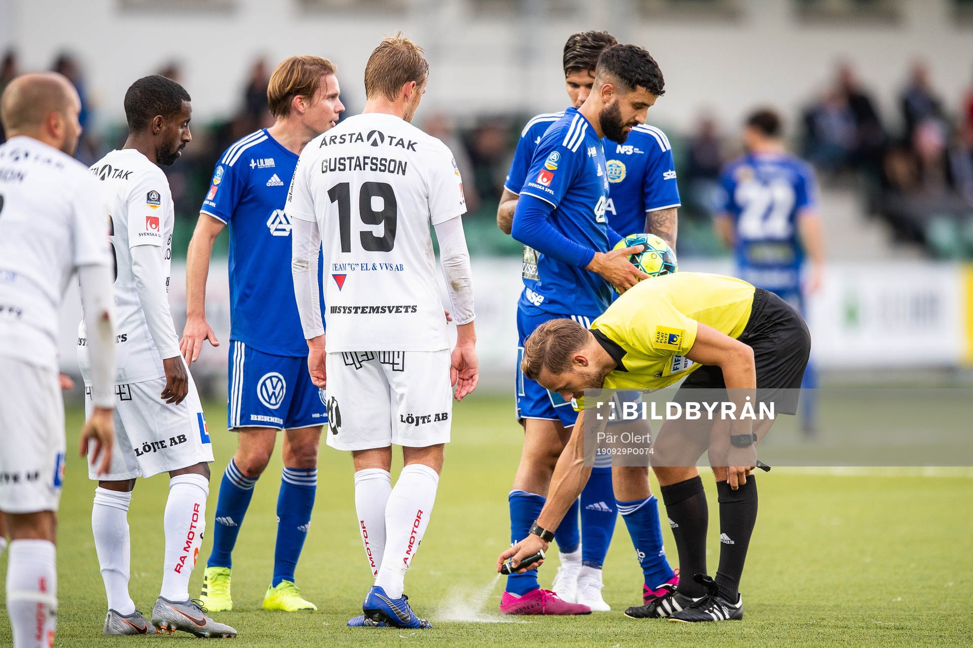 domaren Kristoffer Karlsson ritar frisparkslinje