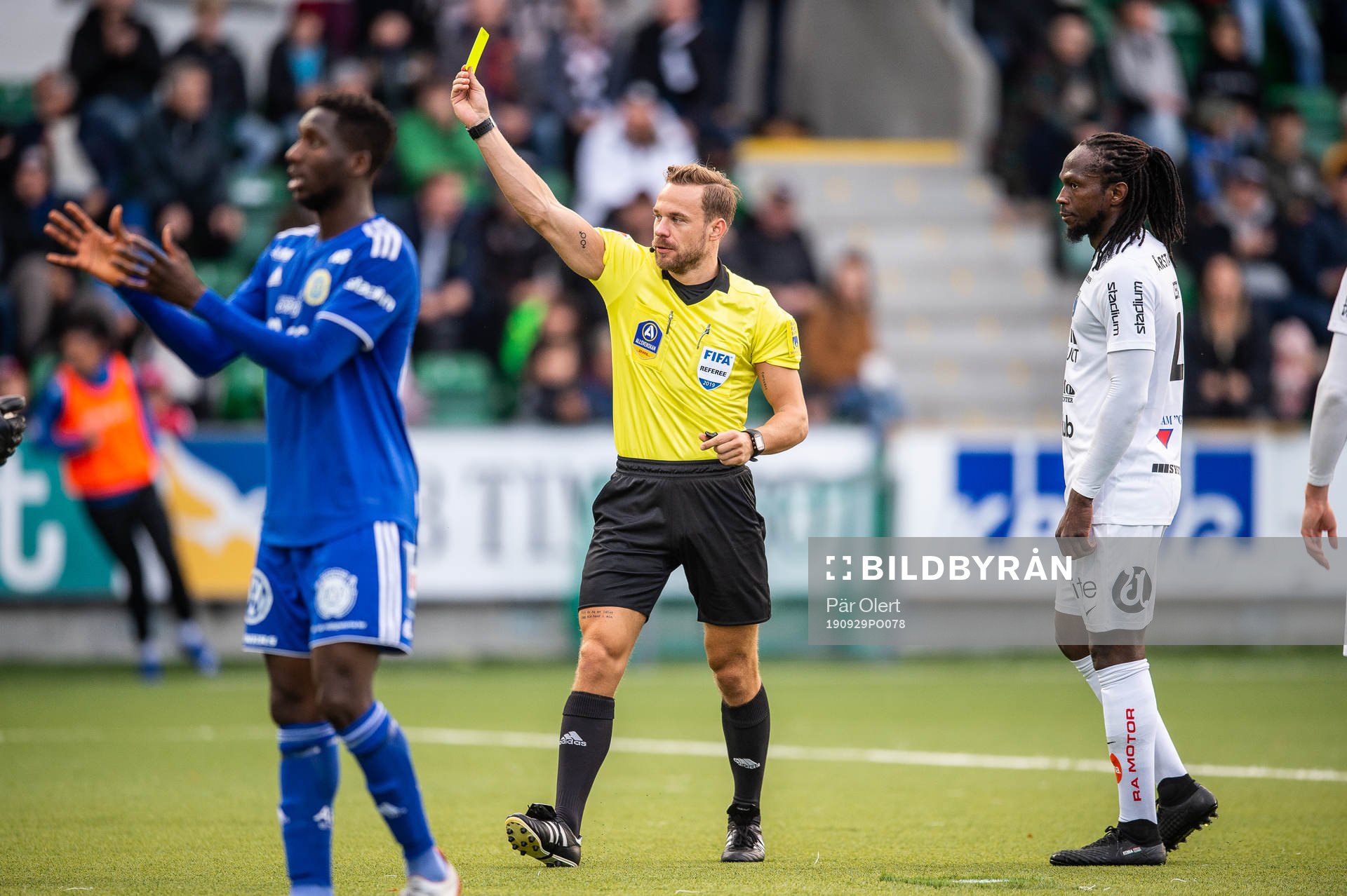 domaren Kristoffer Karlsson dömmer straff och ger varning