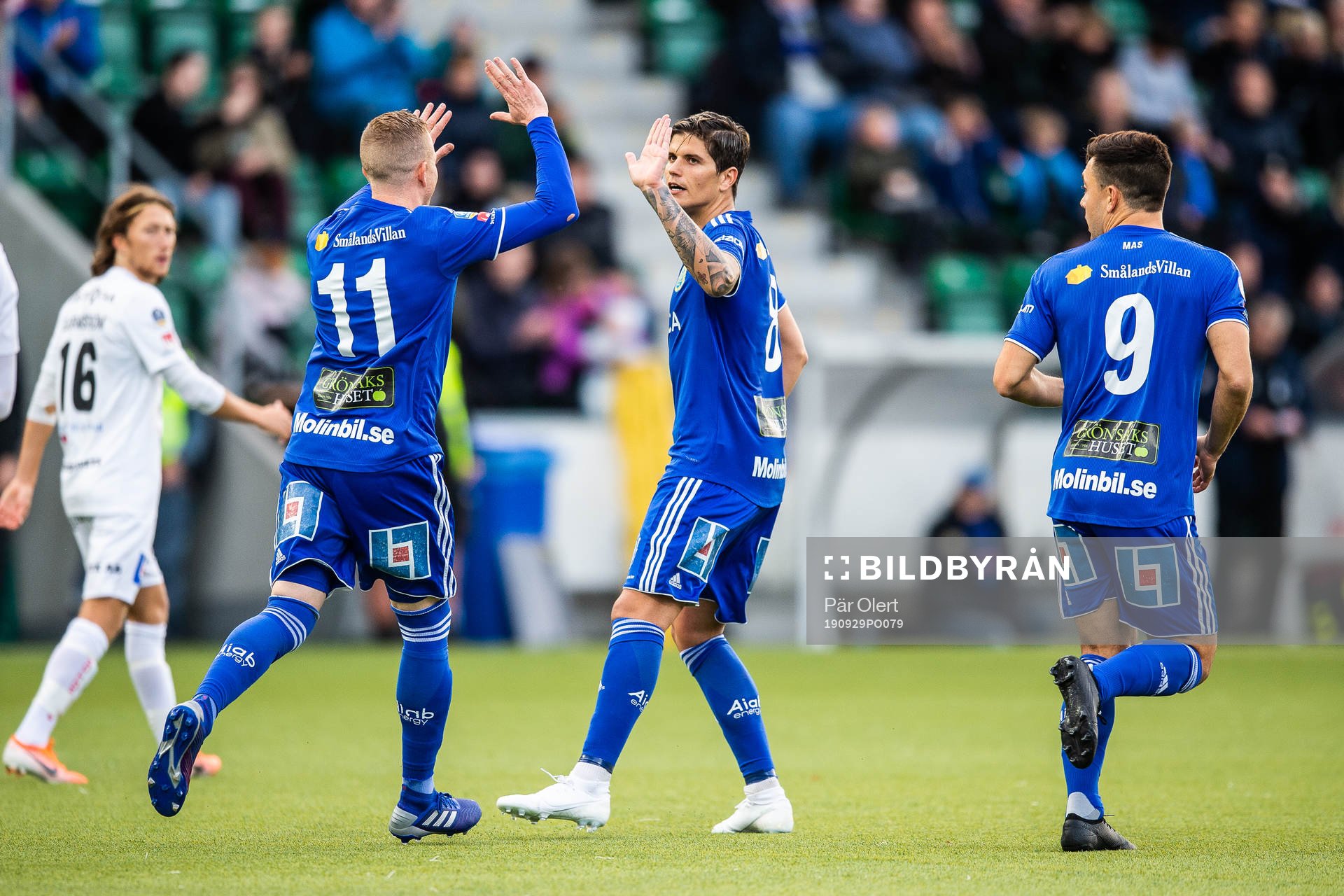 Sundsvalls Tobias Eriksson och David Batanero jublar efter 1-1 under fotbollsmatchen i Allsvenskan mellan GIF Sundsvall och Sirius den 29 september 2019 i Sundsvall. 