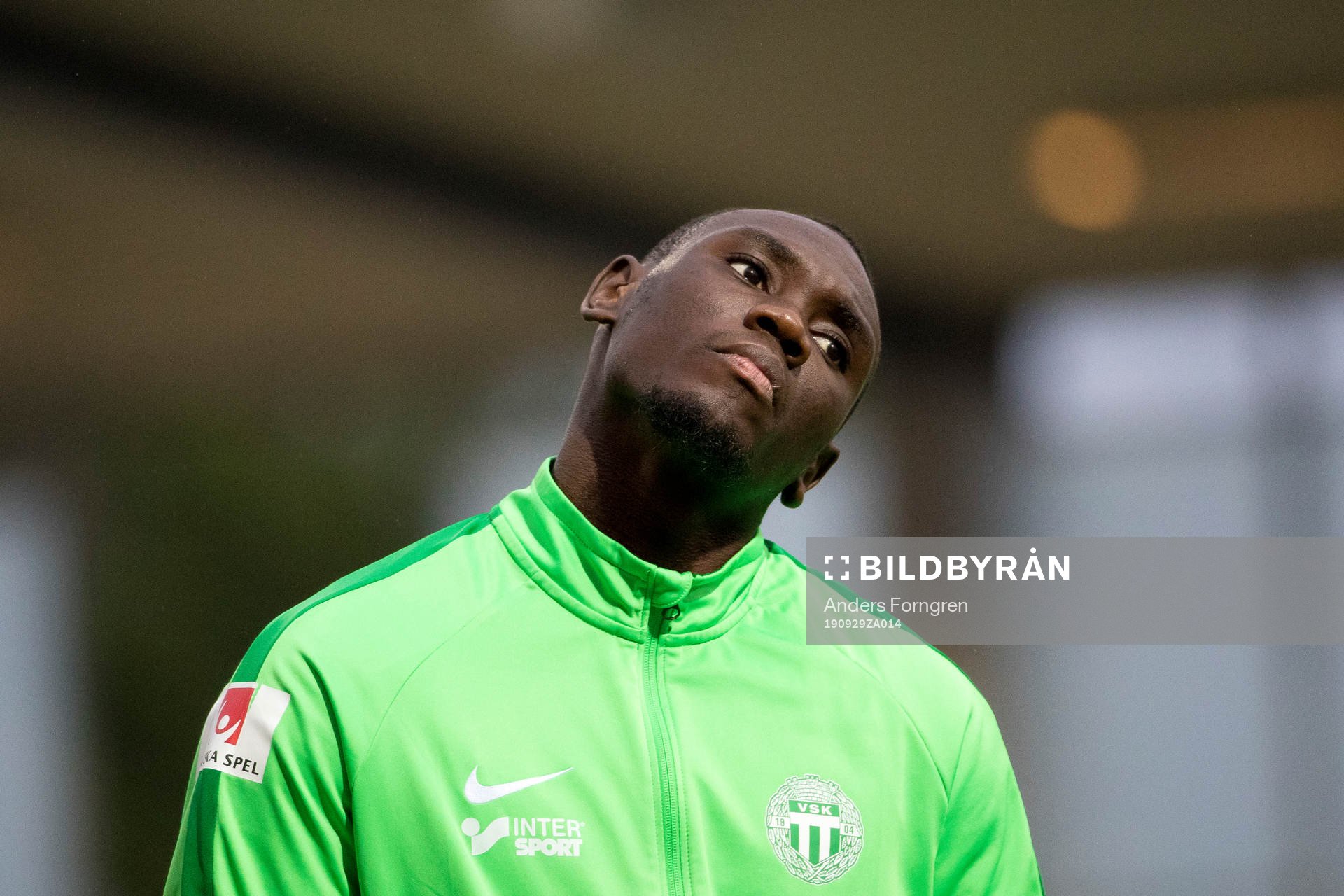 Västerås Ravy Tsouka Dozi innan fotbollsmatchen i