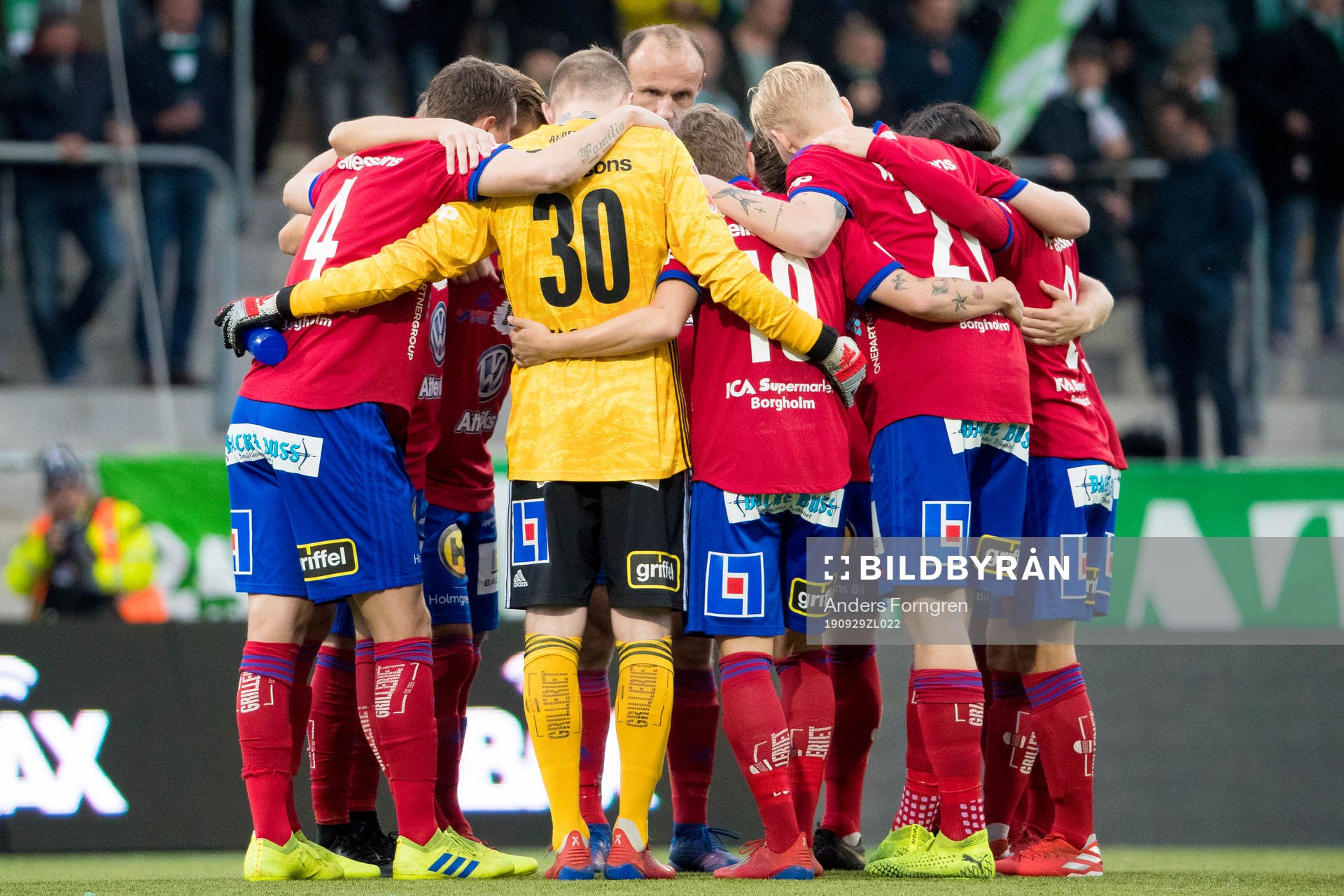 Östers spelare samlas innan fotbollsmatchen i Superettan mellan Västerås och Öster den 29 september 2019 i Västerås.