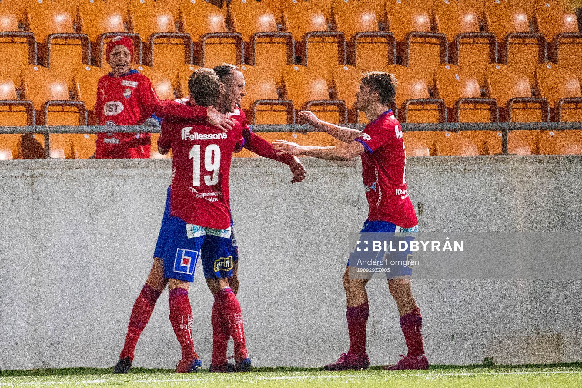 Östers David Johannesson kramas om av Anton Andreasson