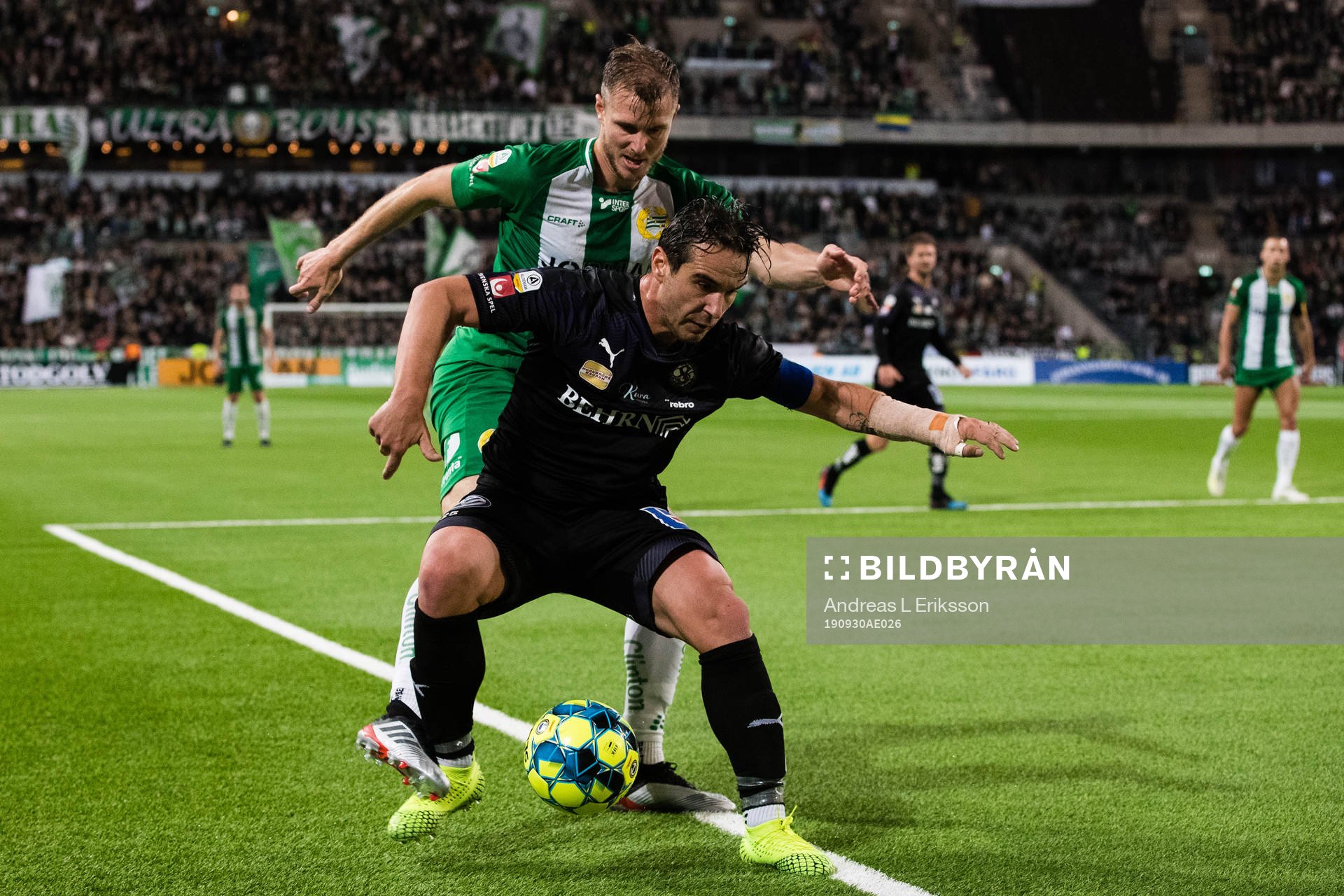 Hammarbys Richard Magyar i kamp om bollen med Örebros