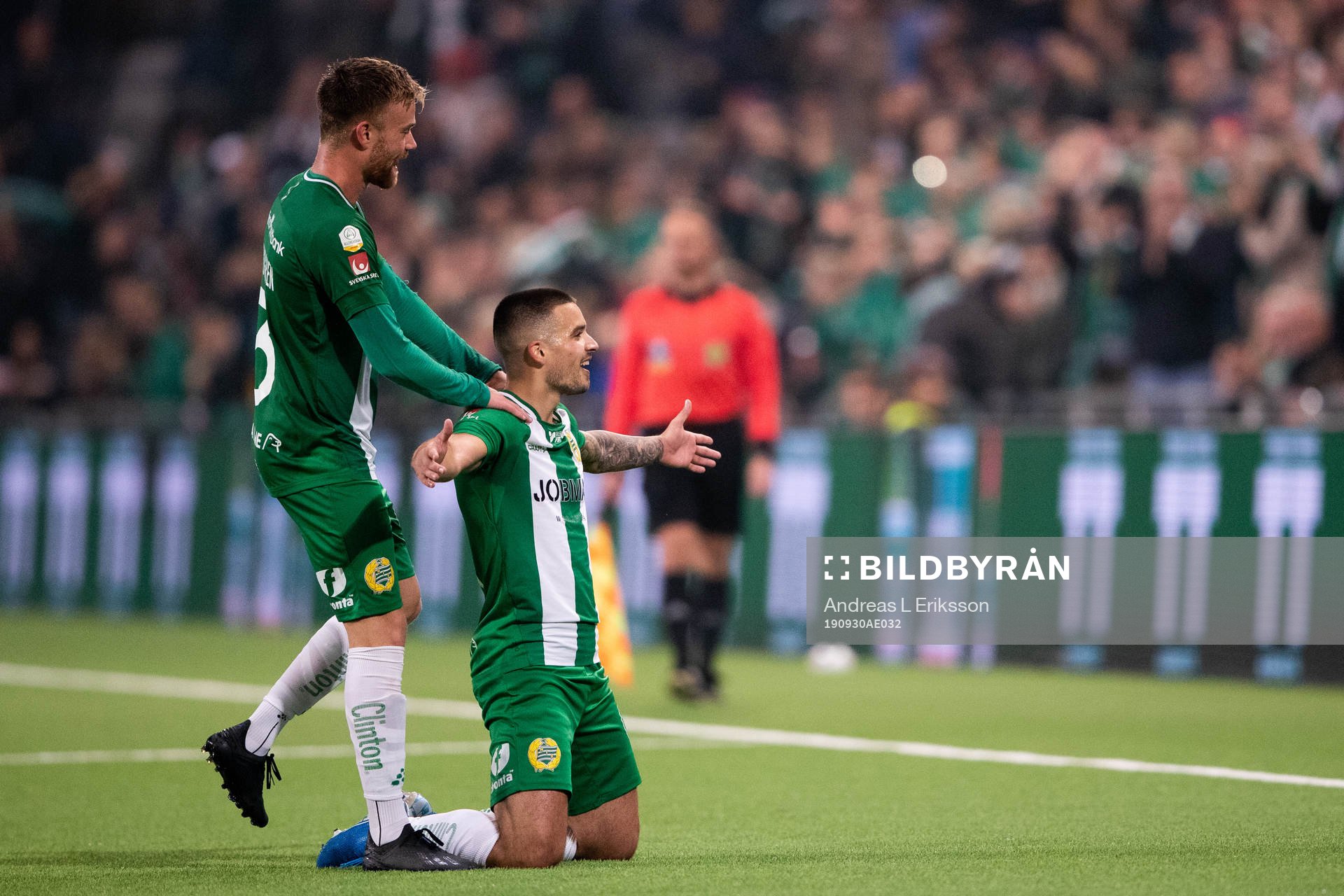 Hammarbys Dennis Widgren jublar med Vladimir Rodic som gjort 3-1 under fotbollsmatchen i Allsvenskan mellan Hammarby och Örebro den 30 september 2019 i Stockholm. 