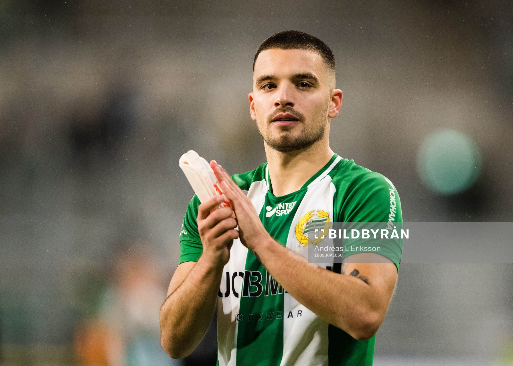 Hammarbys Vladimir Rodic tackar publiken efter fotbollsmatchen i Allsvenskan mellan Hammarby och Örebro den 30 september 2019 i Stockholm.