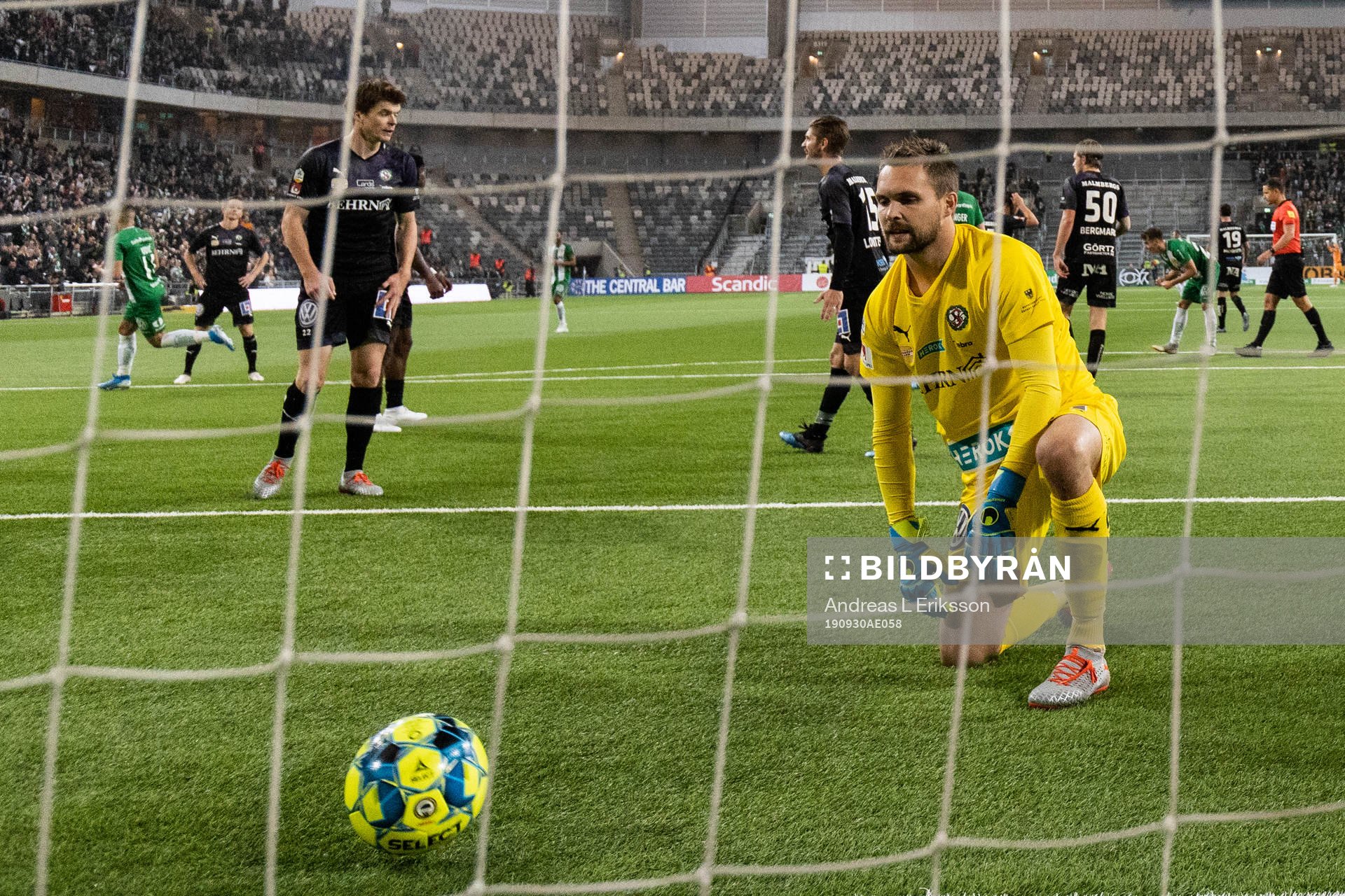 Örebros målvakt Oscar Jansson deppar