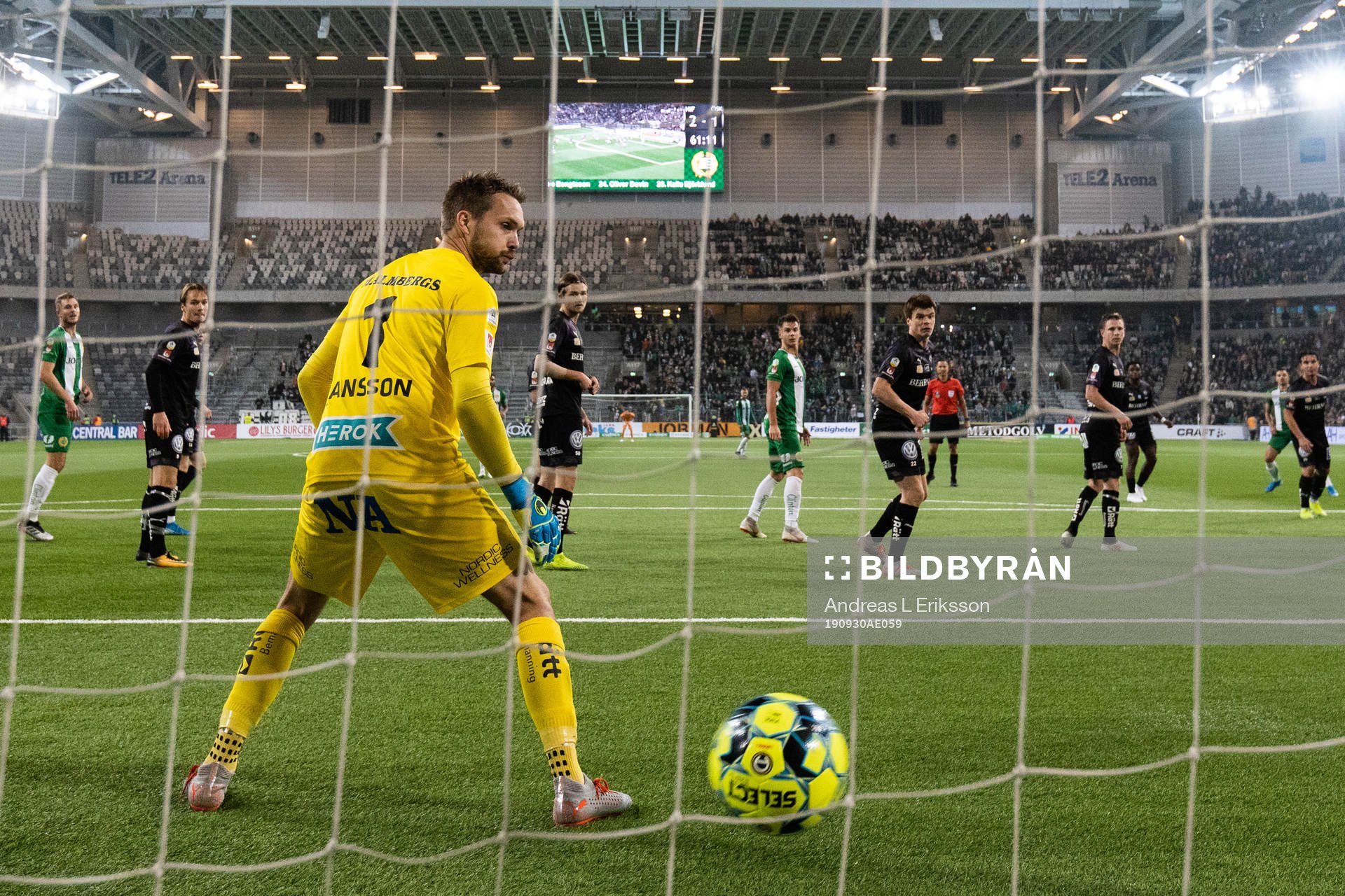 Örebros målvakt Oscar Jansson ser hur bollen går in till