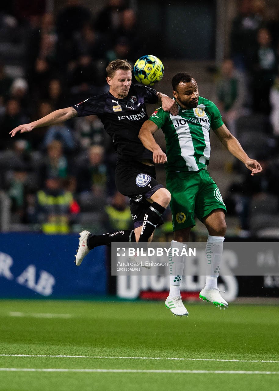 Örebros Johan Bertilsson i en nickduell med Hammarbys