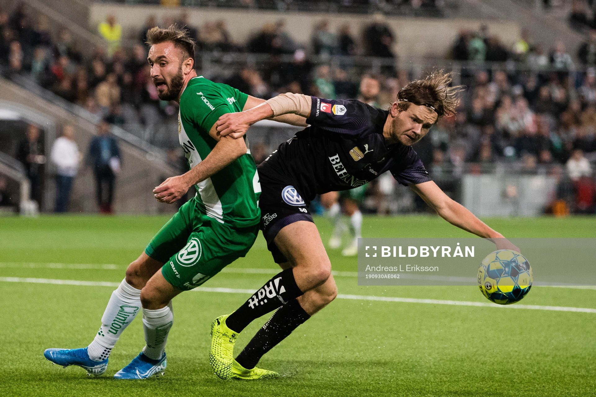 Hammarbys Muamer Tankovic i kamp om bollen med Örebros