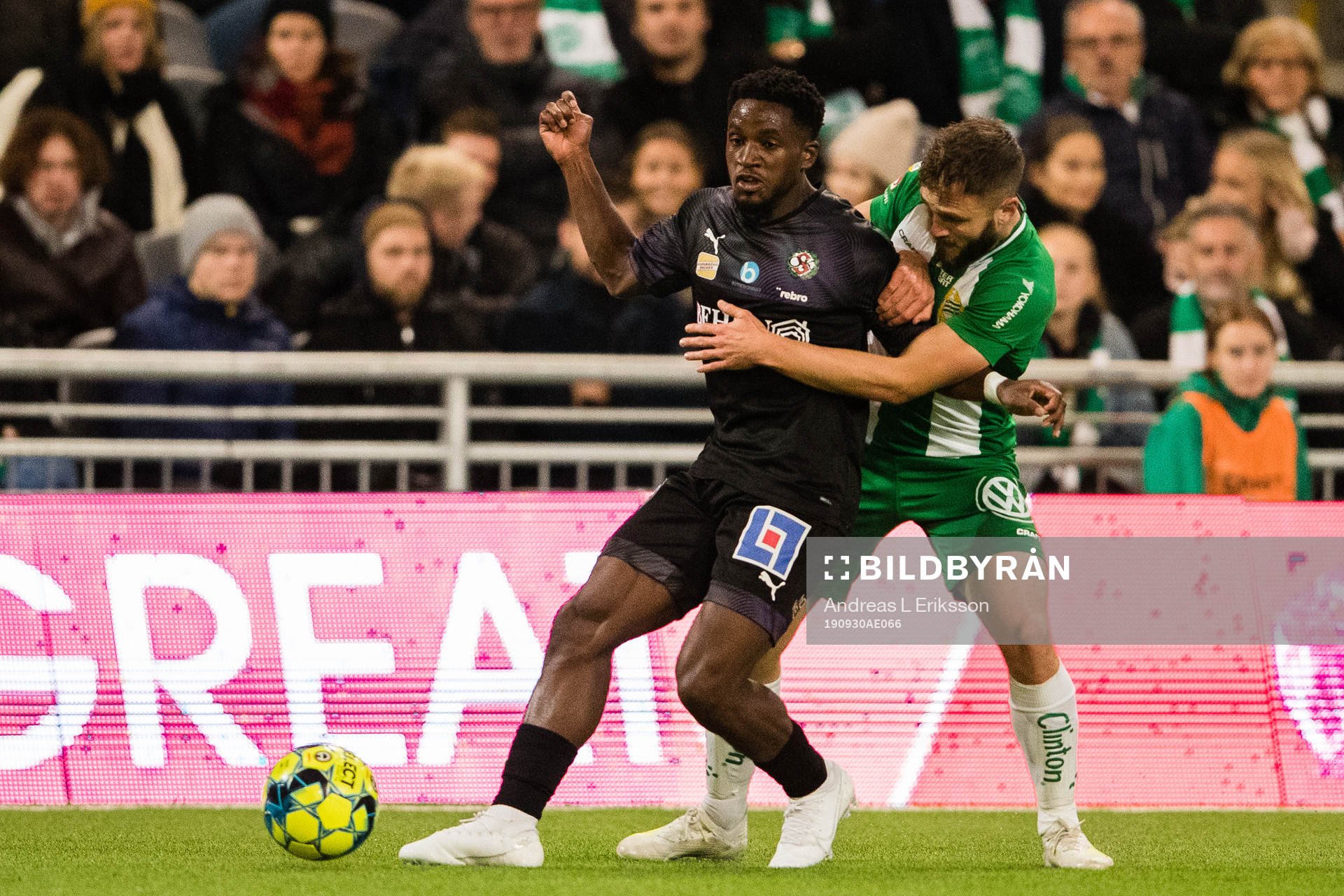 Örebros Kevin Wright i kamp om bollen Hammarbys Mats Solheim  under fotbollsmatchen i Allsvenskan mellan Hammarby och Örebro den 30 september 2019 i Stockholm. 