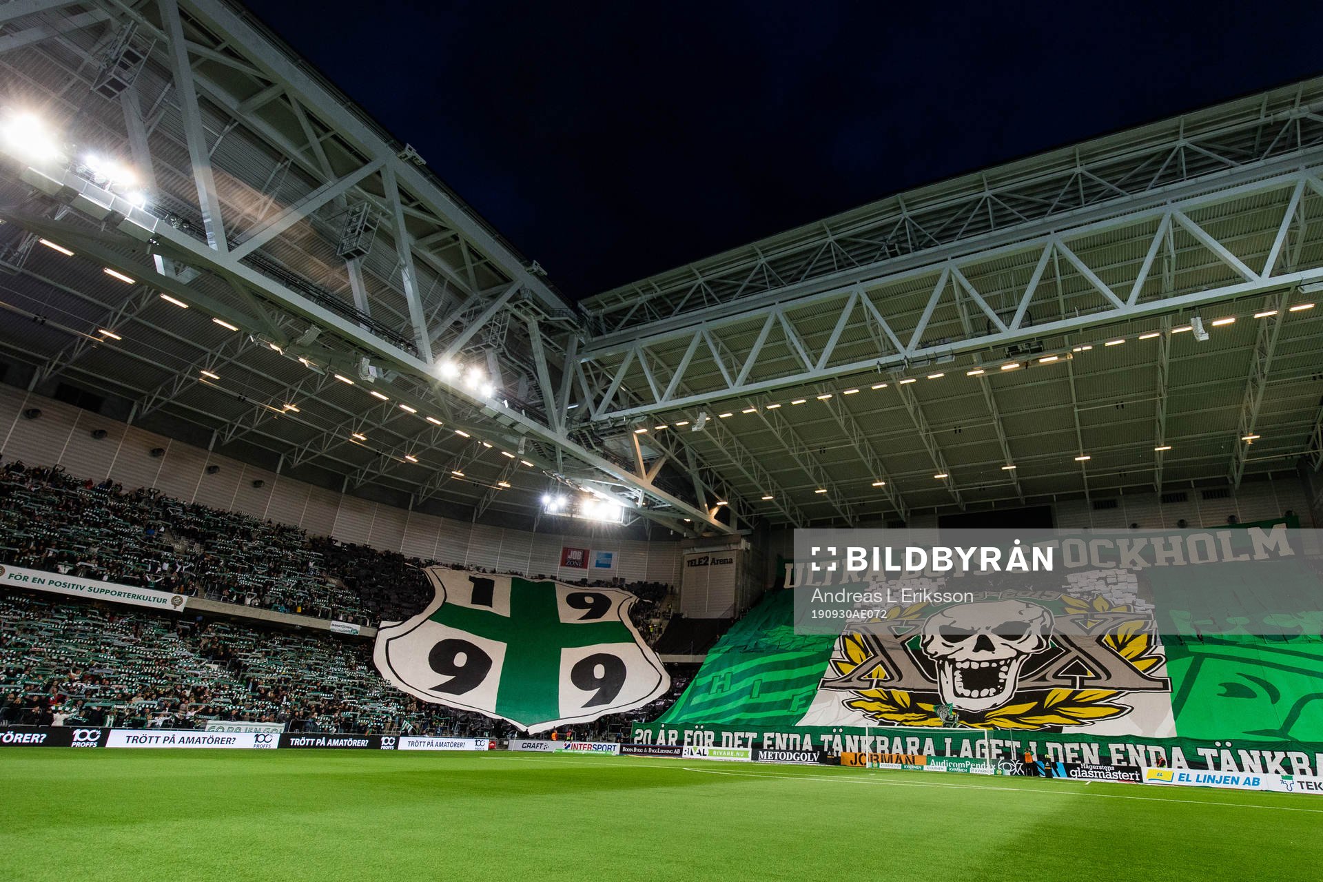 Hammarbys supportrar med ett TIFO innan fotbollsmatchen i