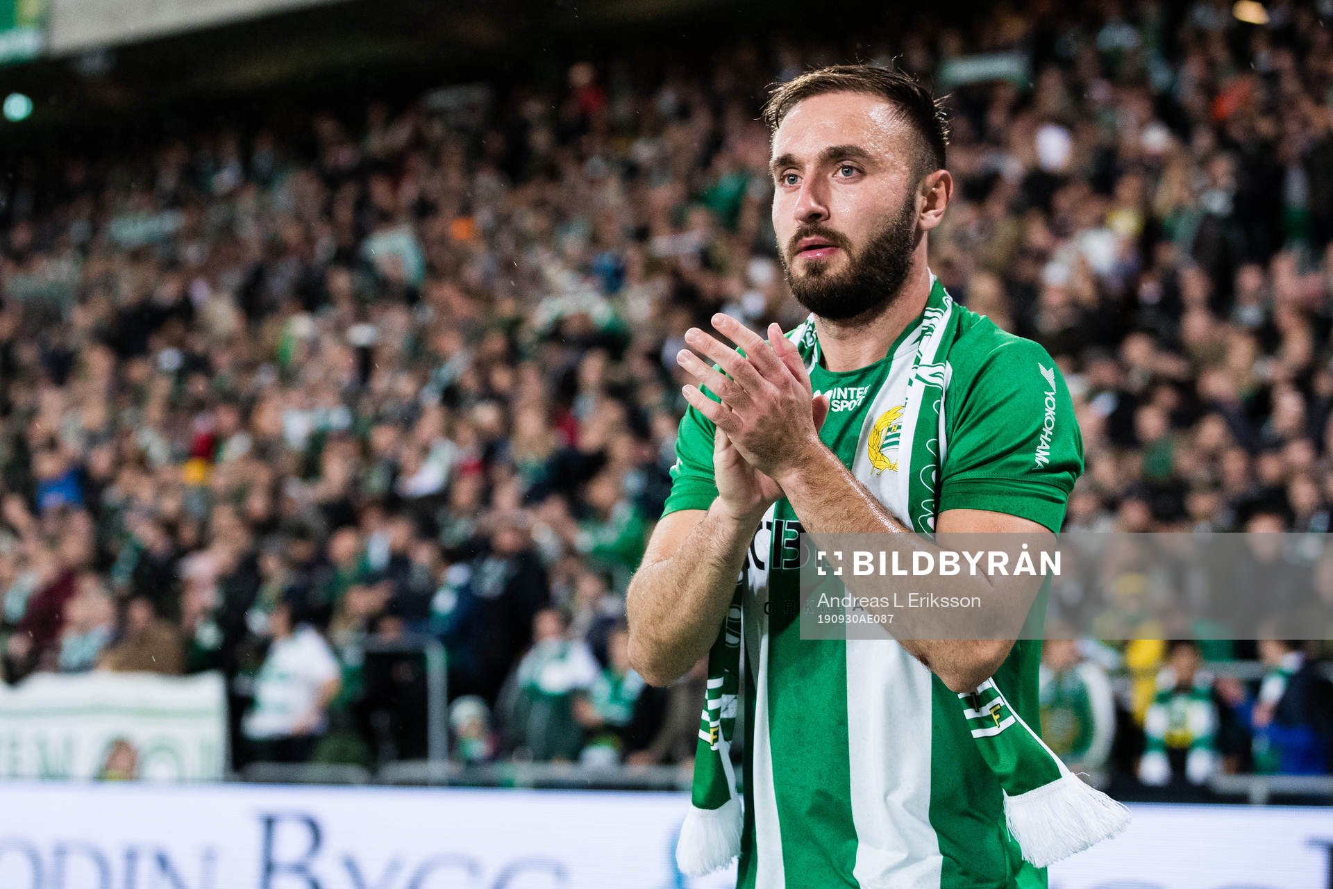 Hammarbys Muamer Tankovic tackar publiken under fotbollsmatchen i Allsvenskan mellan Hammarby och Örebro den 30 september 2019 i Stockholm. 