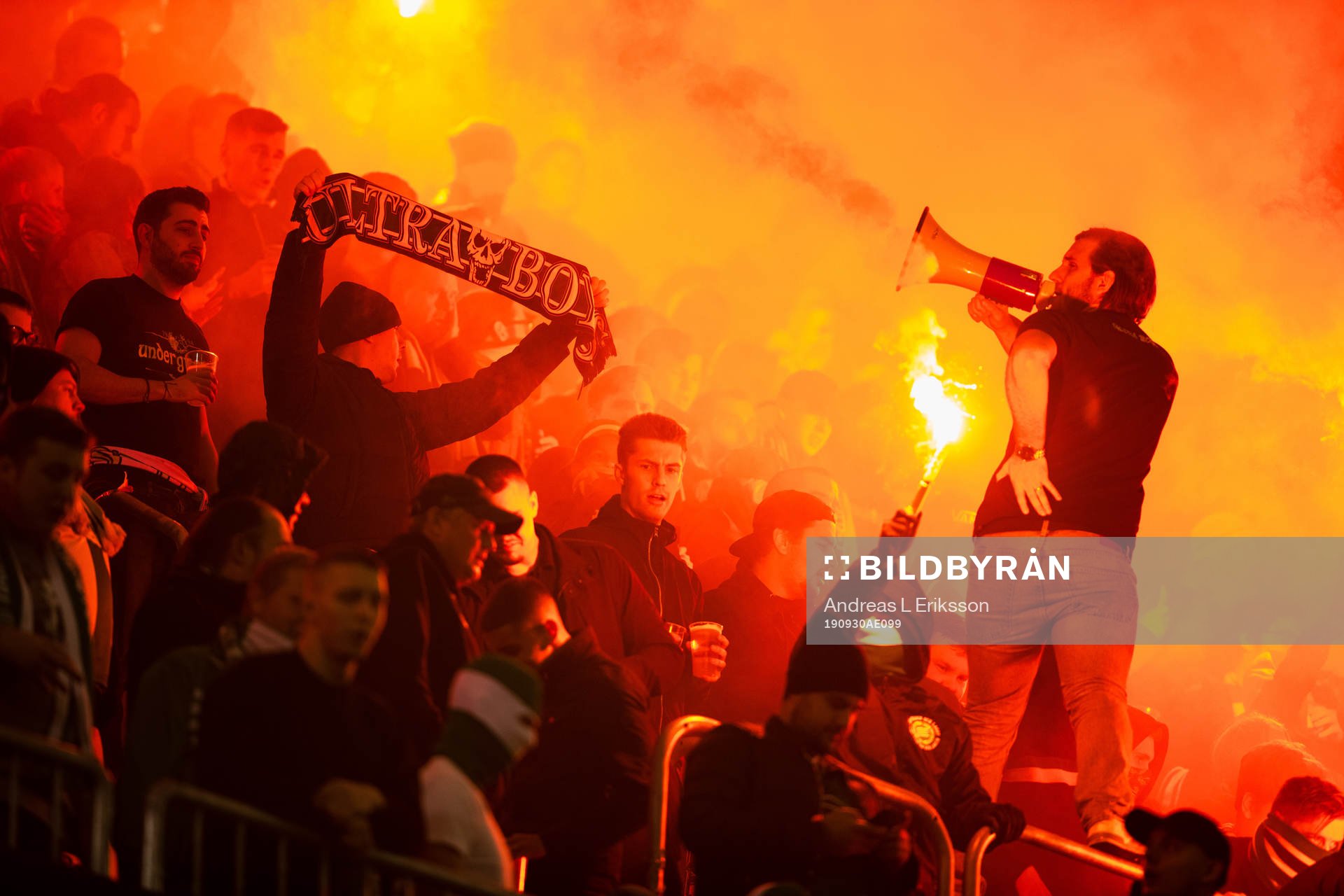 Hammarbys supportrar med bengaler