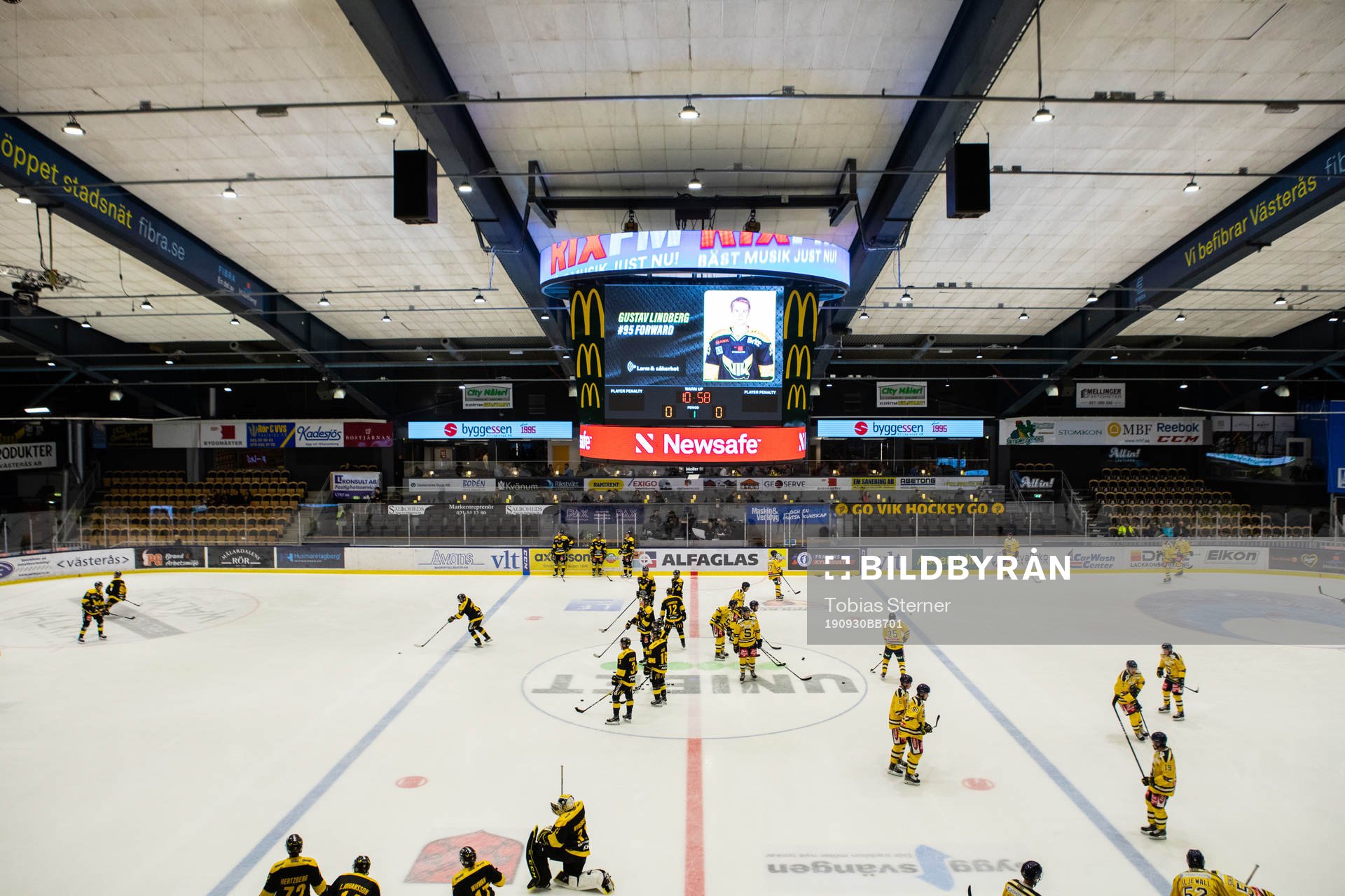 Interiör vy av ABB Arena Nord innan ishockeymatchen i