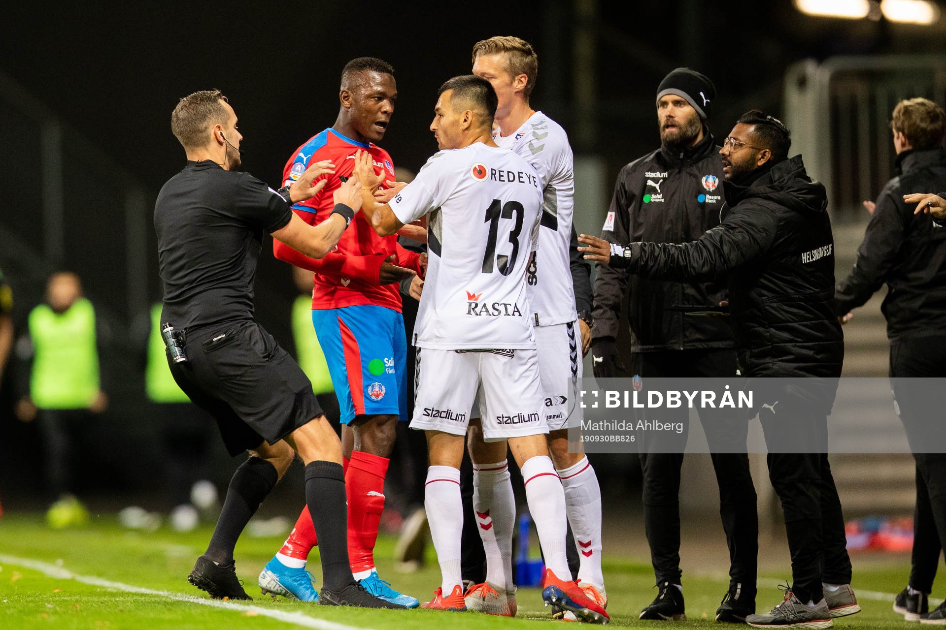 Helsingborgs Alhaji Gero och Kalmars Emin Nouri i dispyt