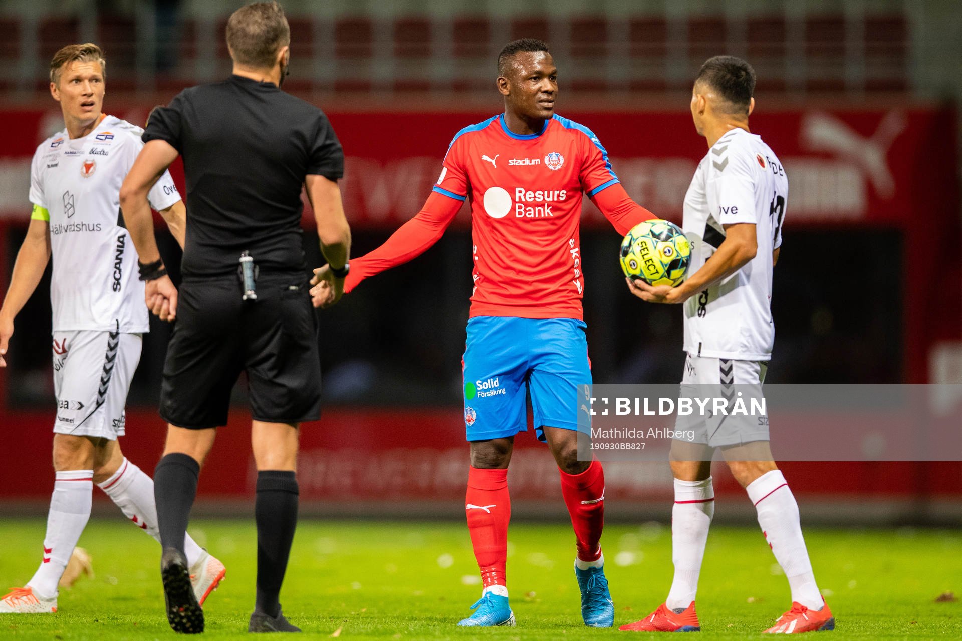 Helsingborgs Alhaji Gero och Kalmars Emin Nouri i diskussion