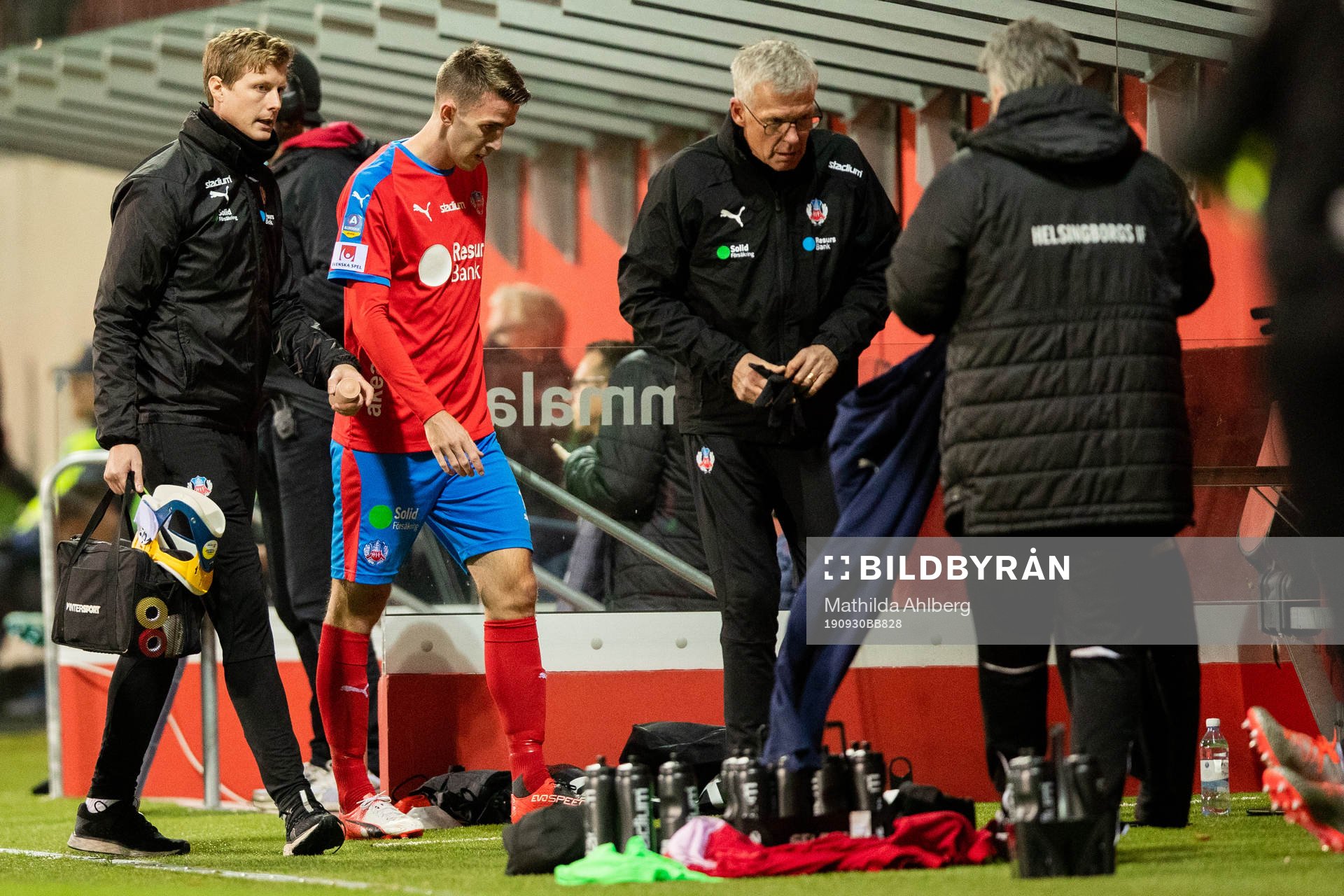 Helsingborgs Adam Eriksson lämnar planen med skada