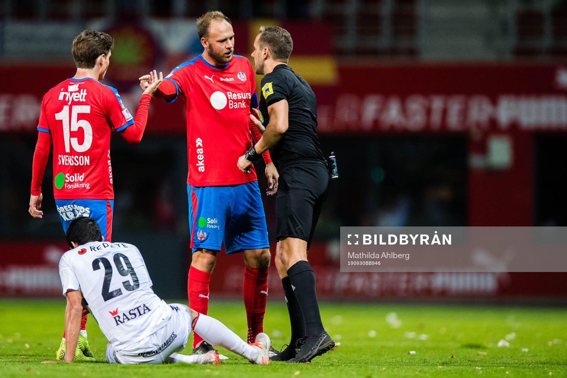 Helsingborgs Max Svensson och Andreas Granqvist i diskussion med domare Victor Wolf under fotbollsmatchen i Allsvenskan mellan Helsingborg och Kalmar den 30 september 2019 i Helsingborg.