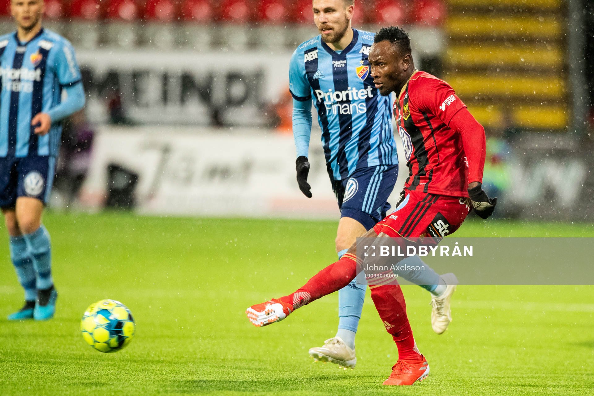 Östersunds Sam Mensiro under fotbollsmatchen i Allsvenskan mellan Östersund och Djurgården den 30 september 2019 i Östersund.
