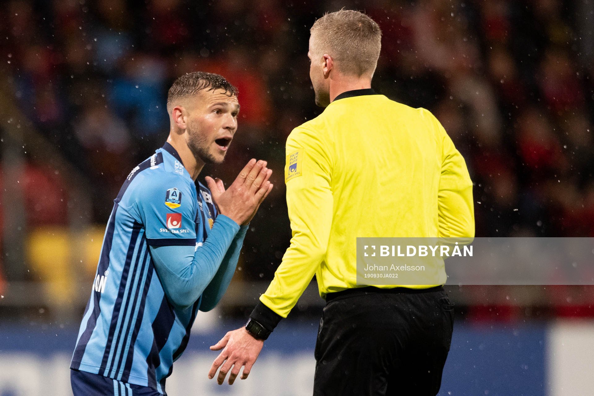 Djurgårdens Jesper Karlström reagerar mot huvuddomare